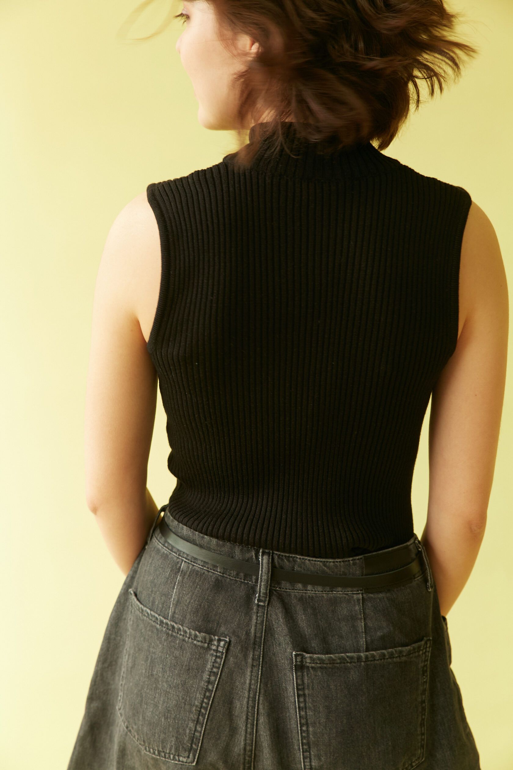 Топ с горлом в рубчик черный S