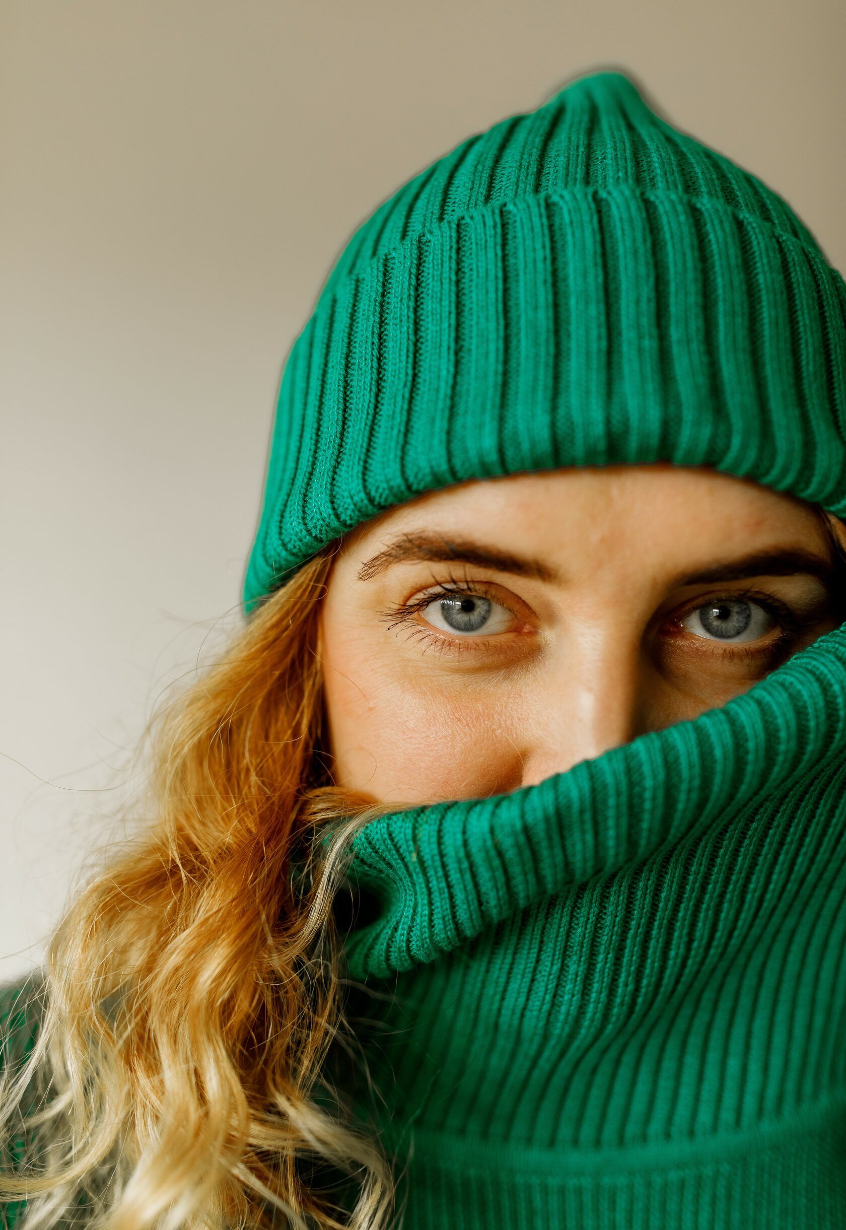 Свитер с горлом зеленый S