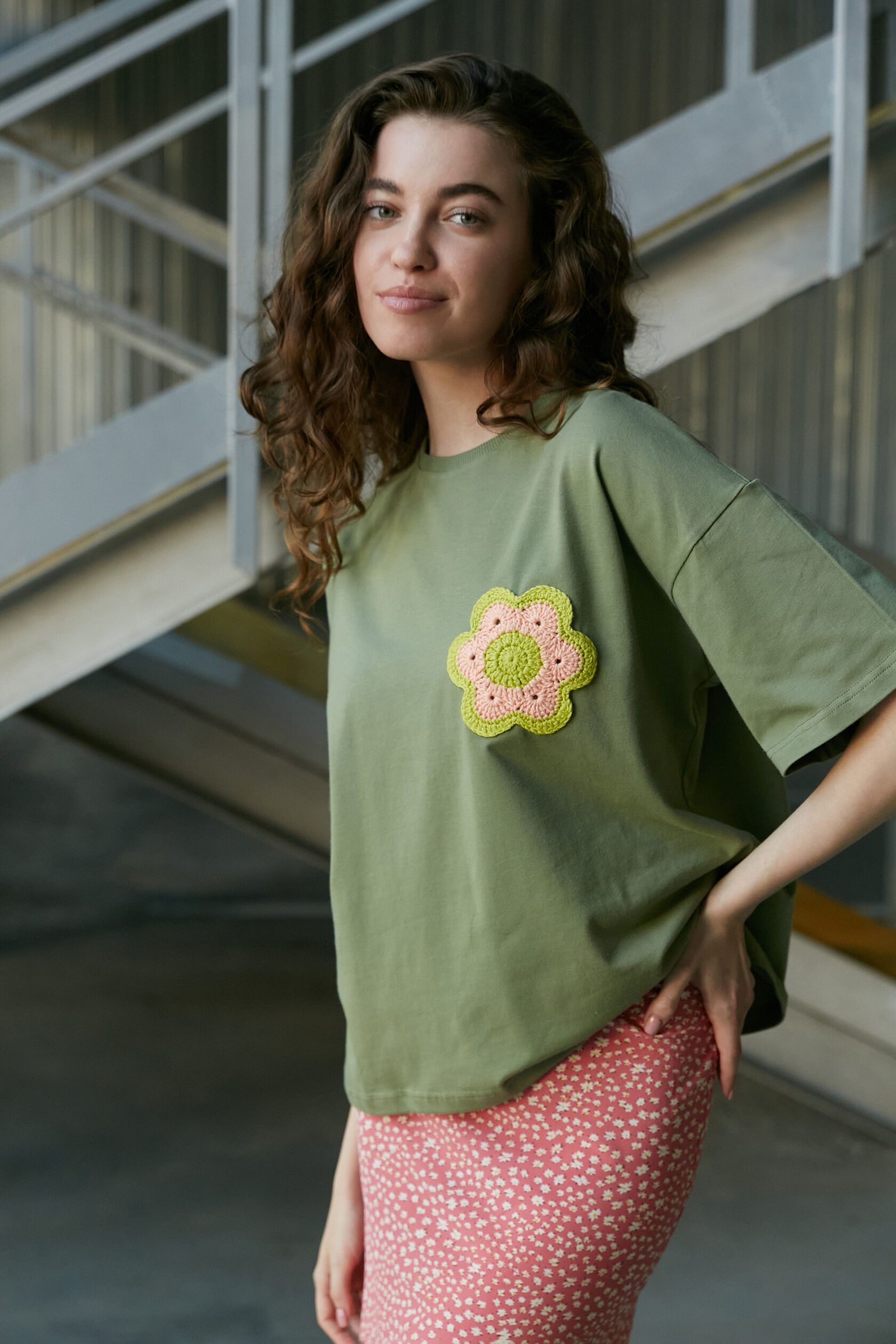 Футболка женская оверсайз с декором олива oversize