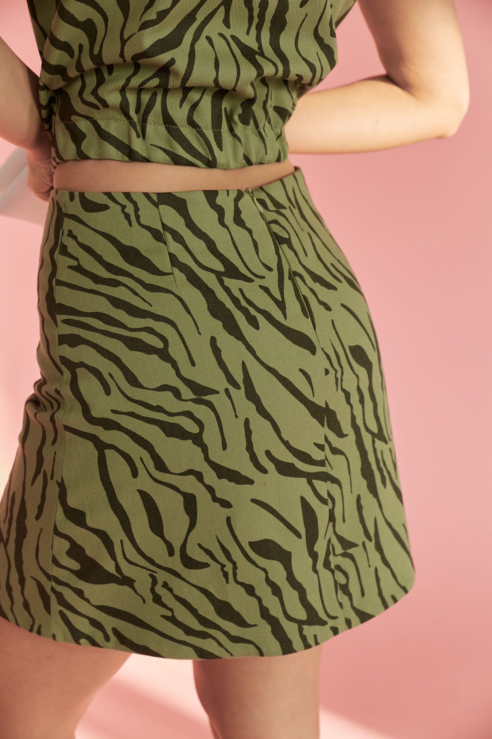 Шорты зебра оливковые S