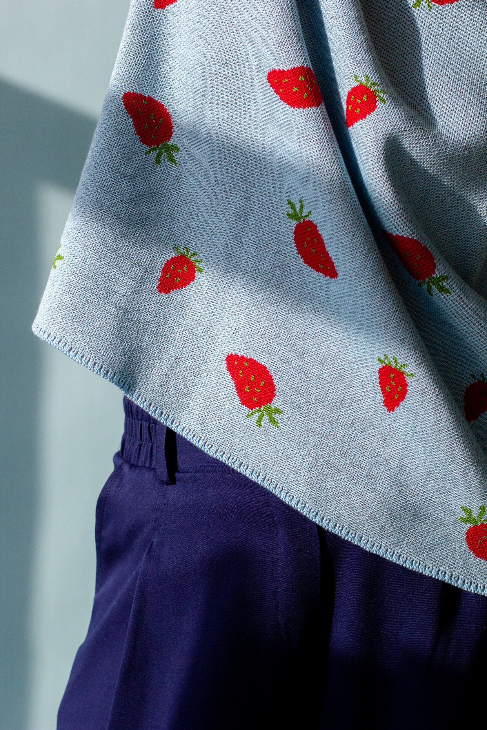 Свитер Клубнички женский голубой S-L