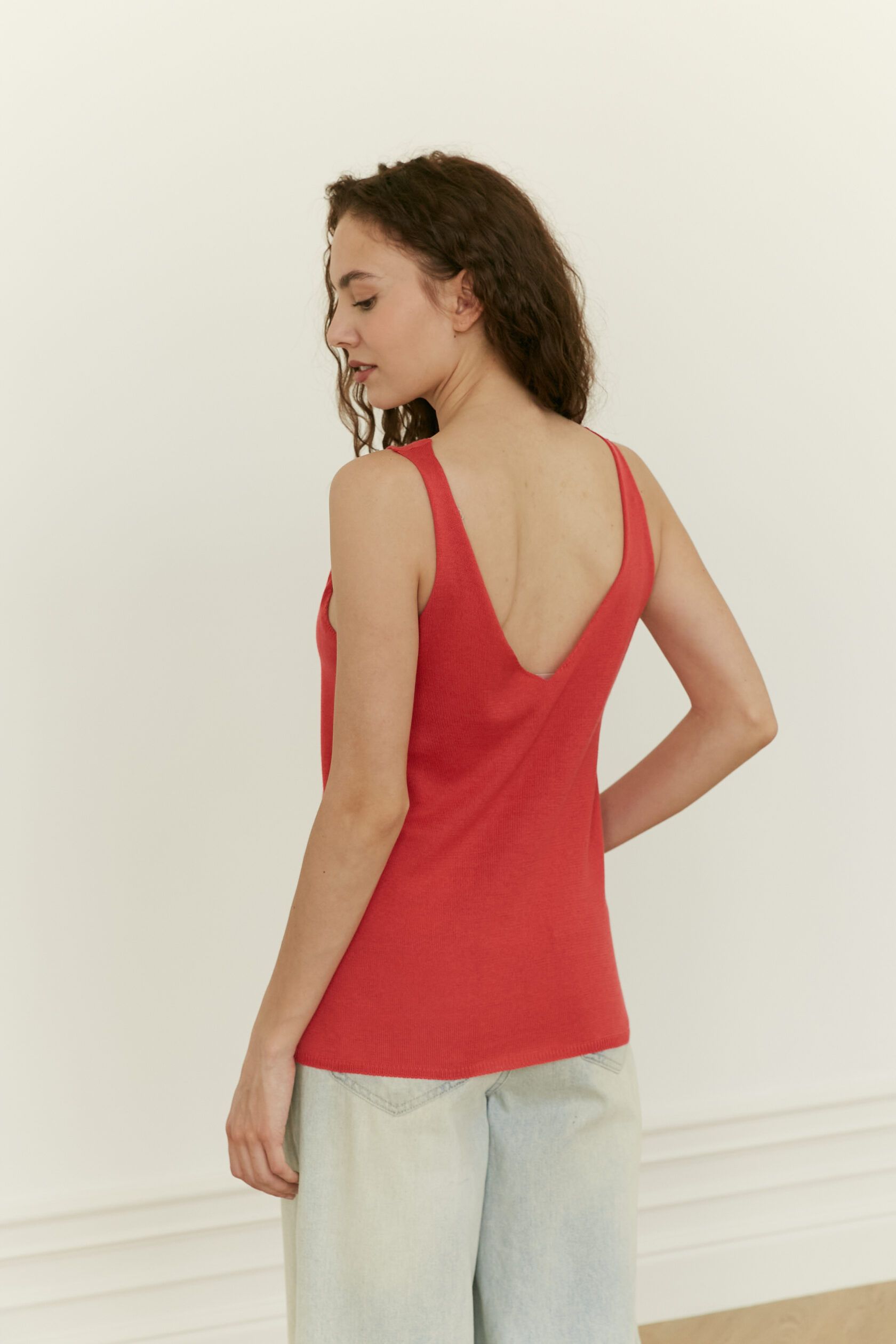 Майка трикотажная V-вырез коралл M