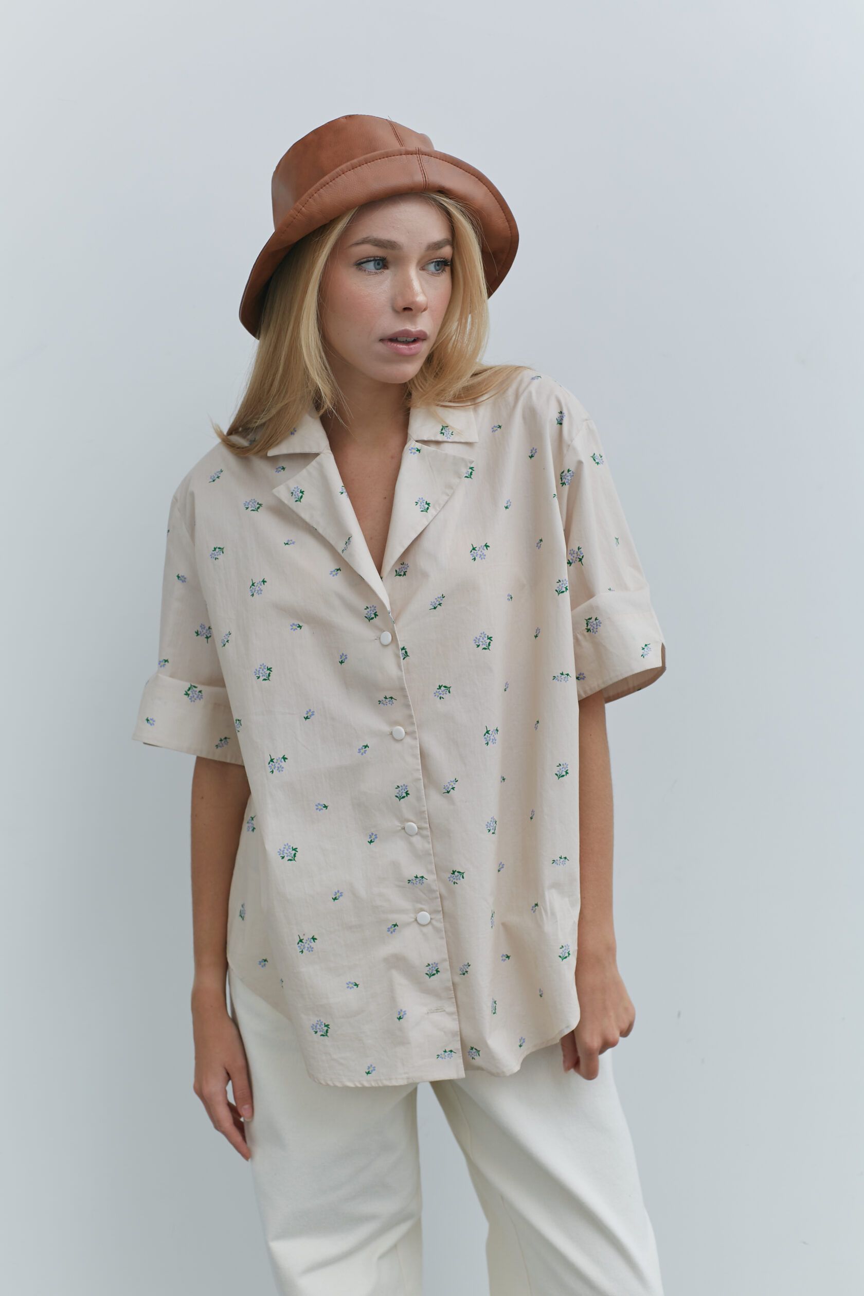 Рубашка с коротким рукавом бежевая с незабудками S-L
