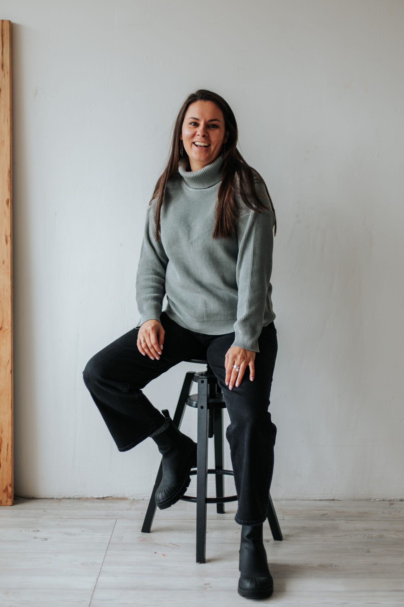 Свитер с горлом серый L