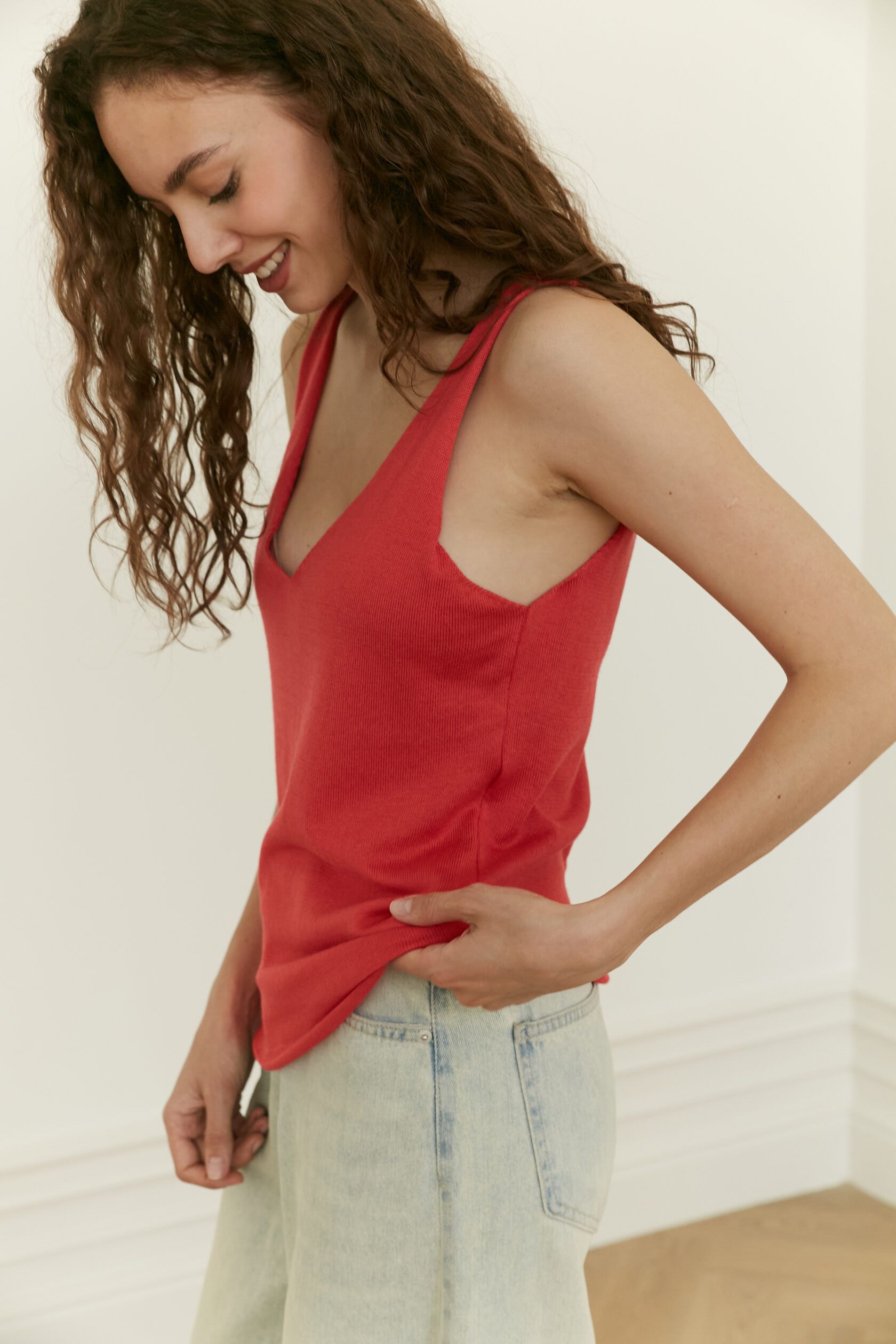 Майка трикотажная V-вырез коралл M