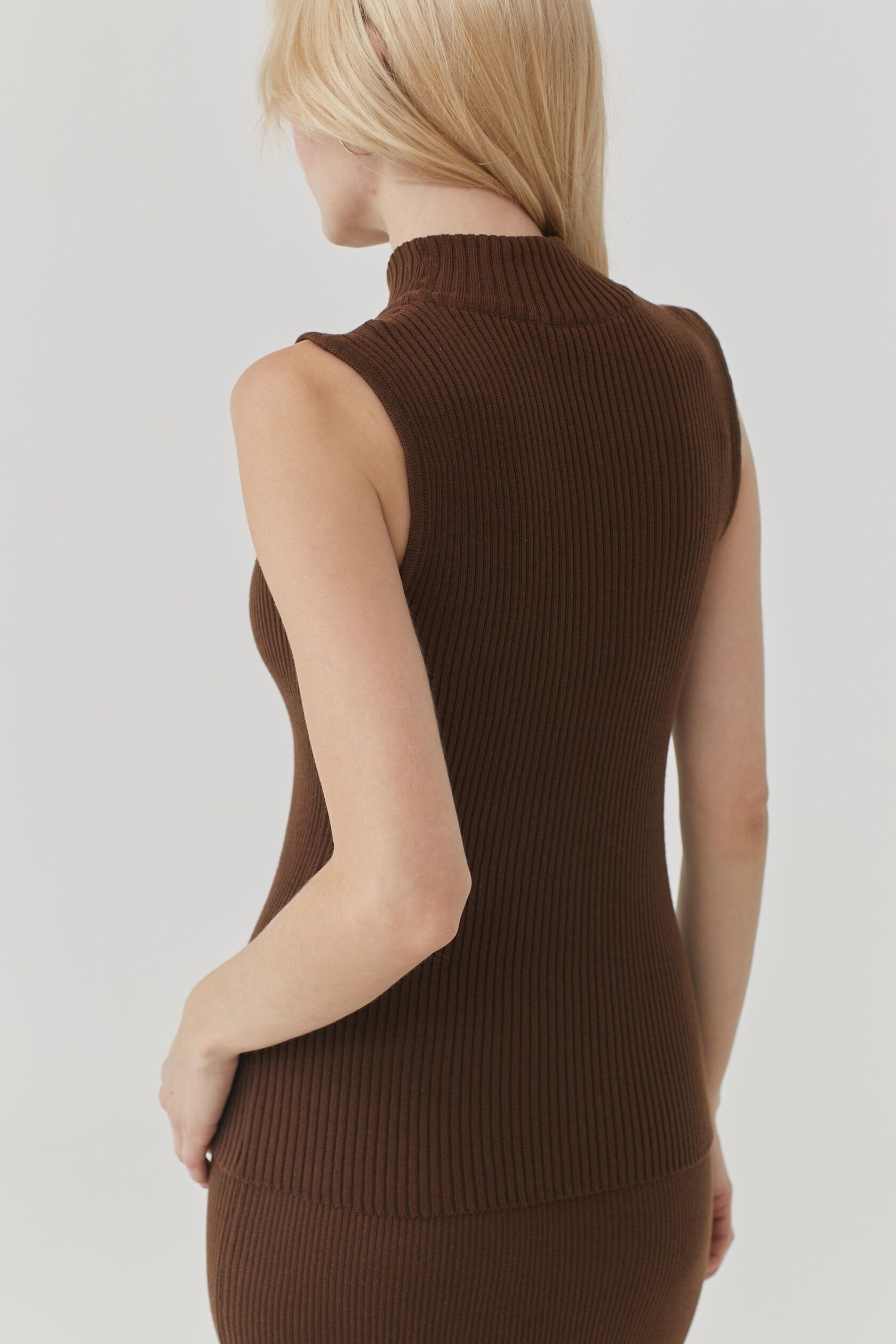 Топ с горлом в рубчик шоколад S-M