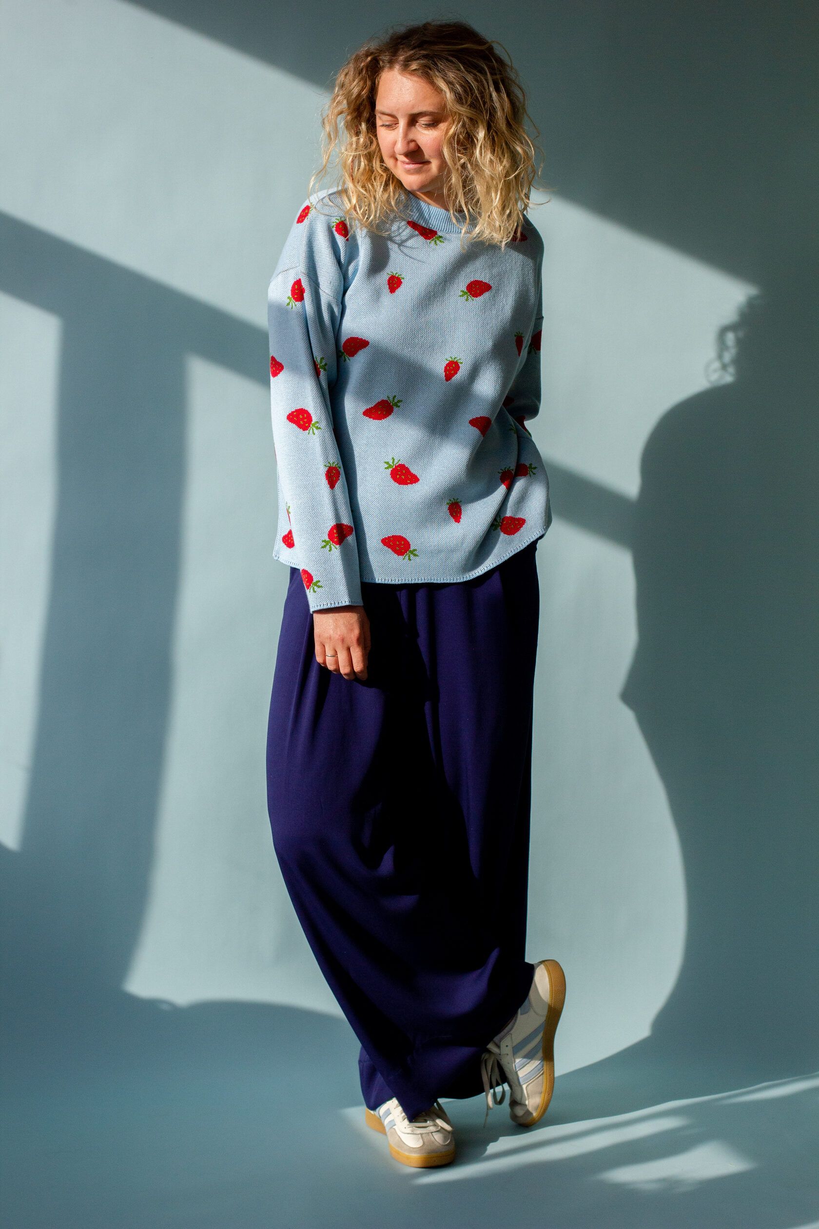 Свитер Клубнички женский голубой S-L