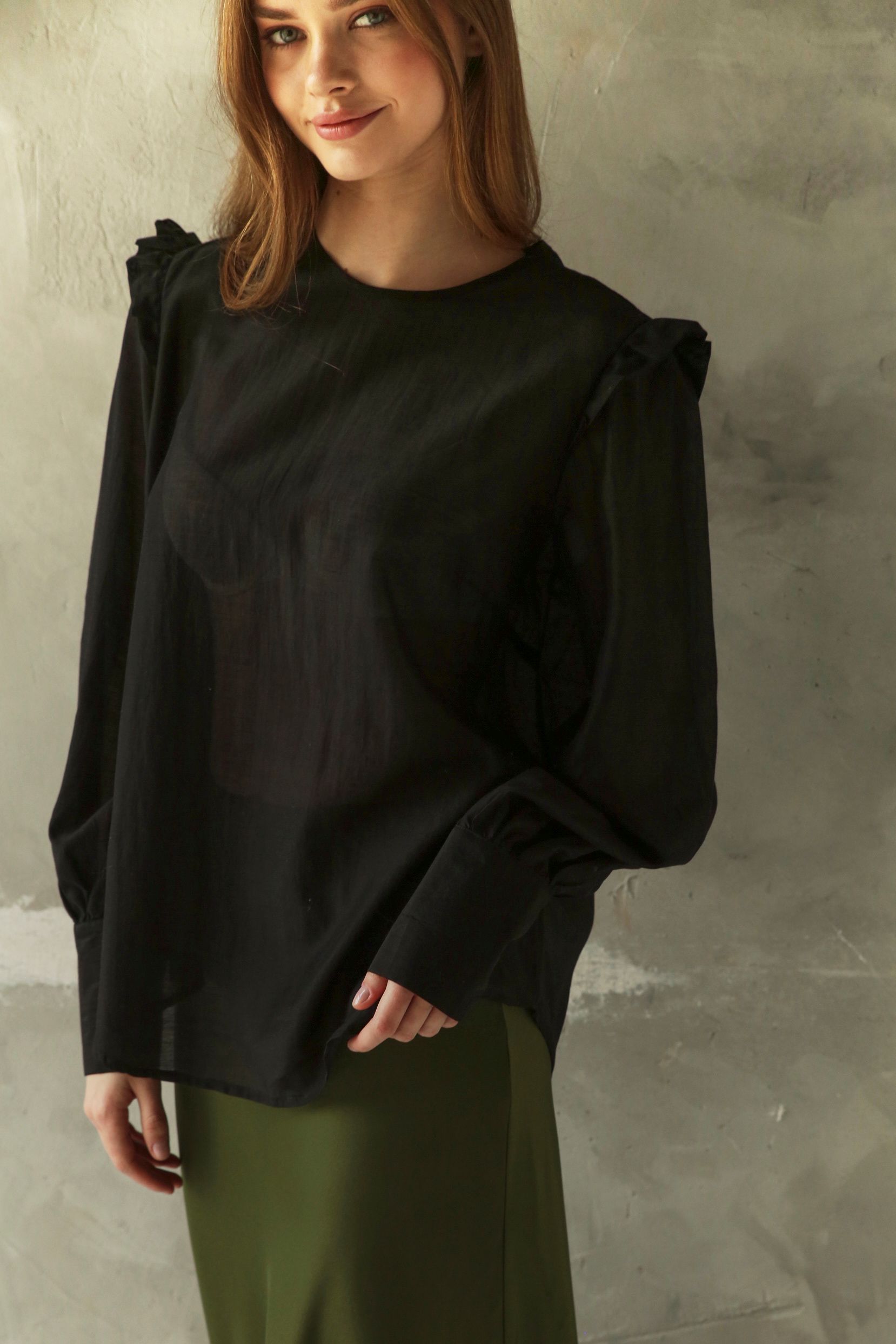 Блузка женская с рюшей из тенсела черный S-M