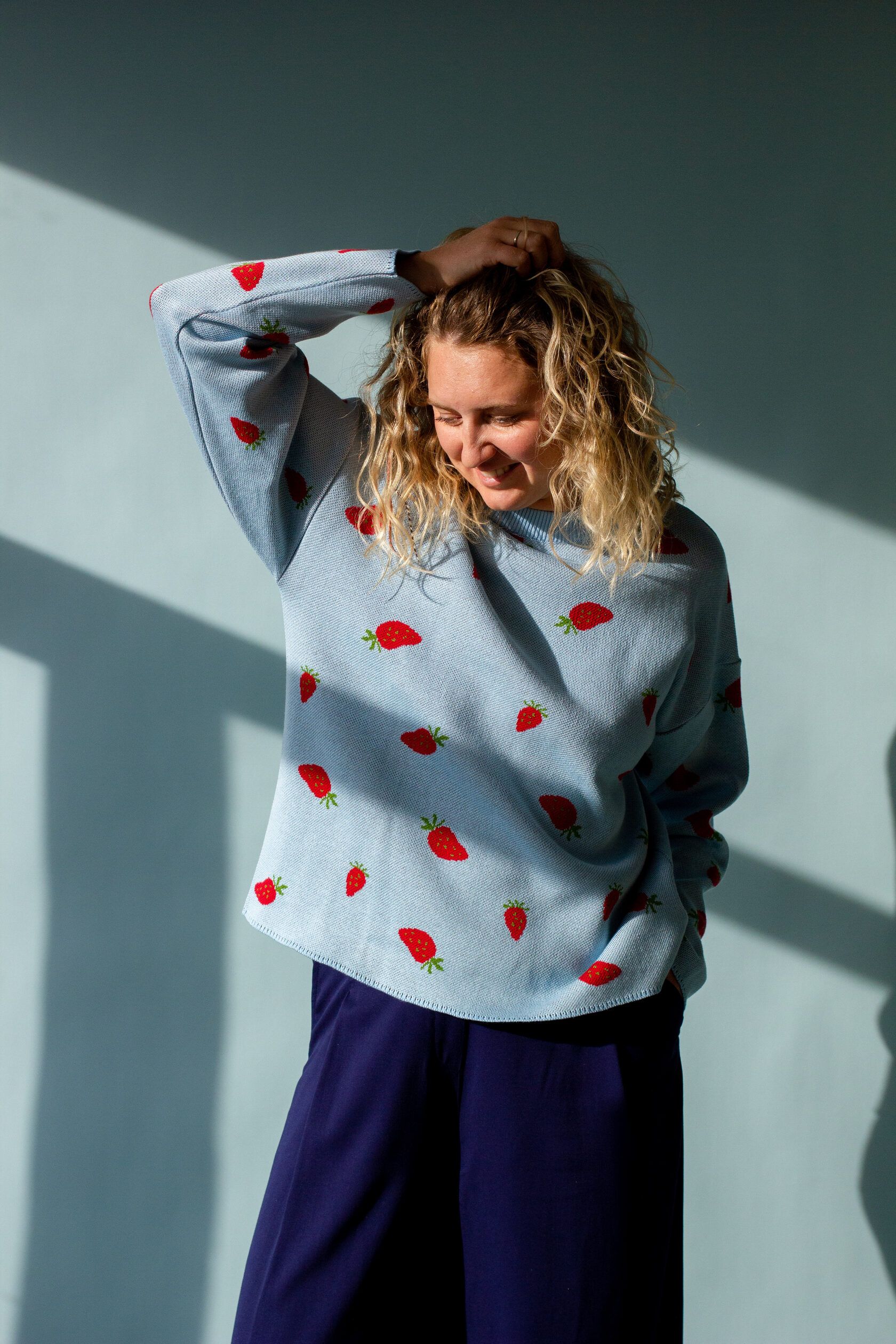 Свитер Клубнички женский голубой S-L