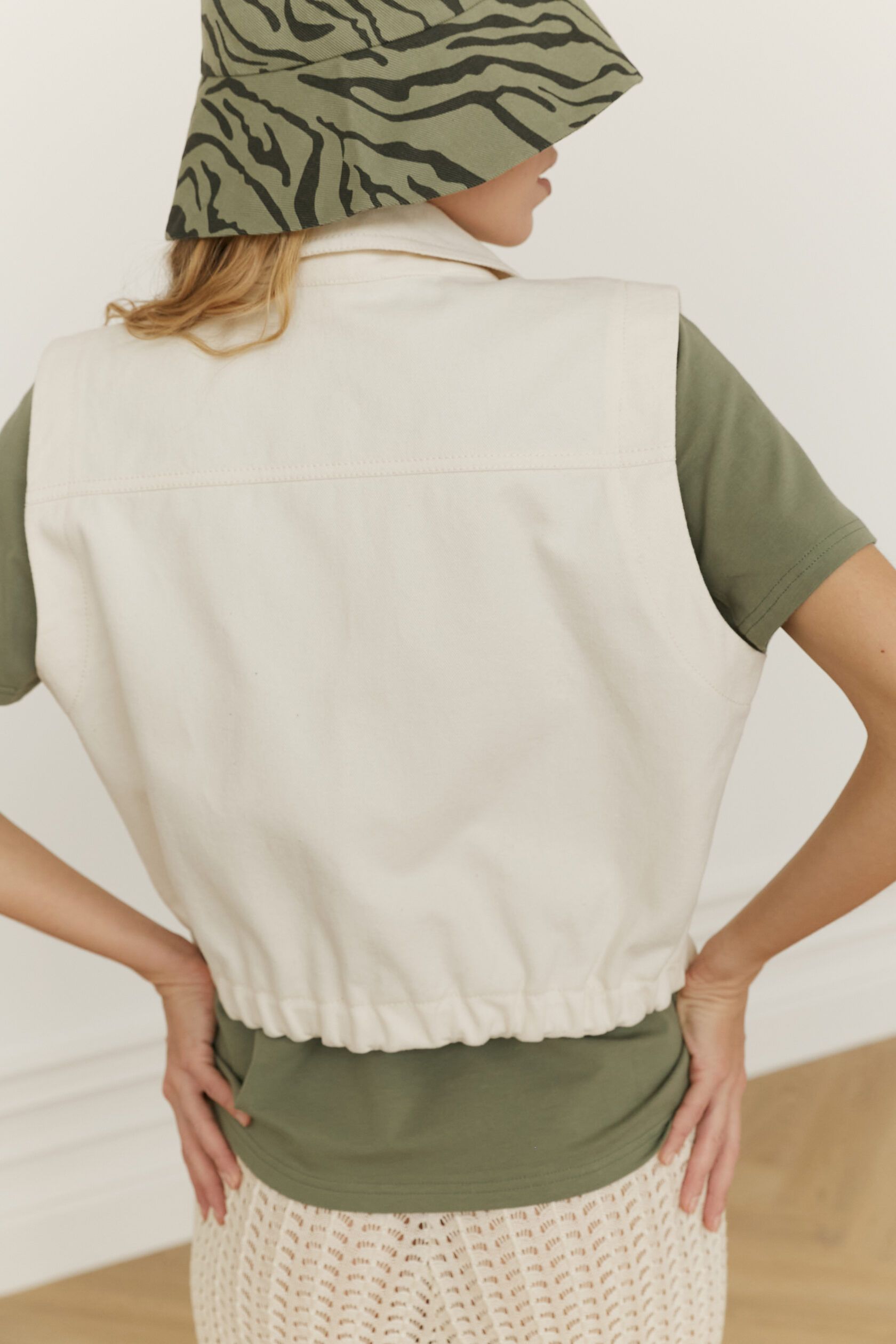 Жилет джинсовый молочный M