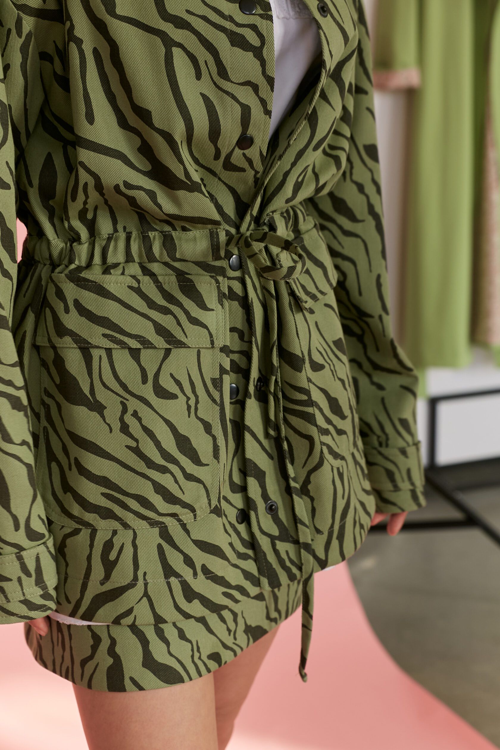 Парка английская олива с принтом зебра M-L