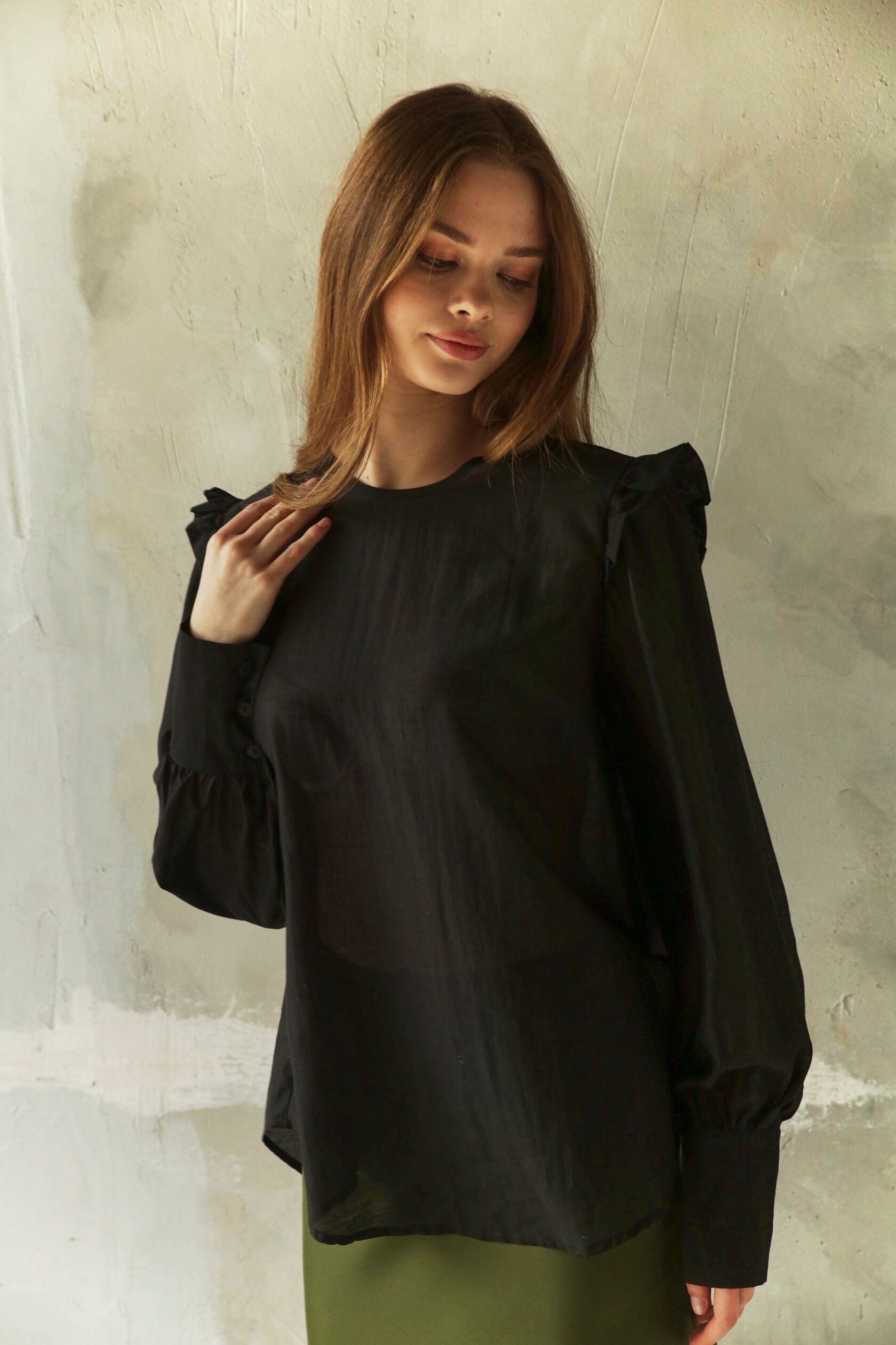 Блузка женская с рюшей из тенсела черный M-L