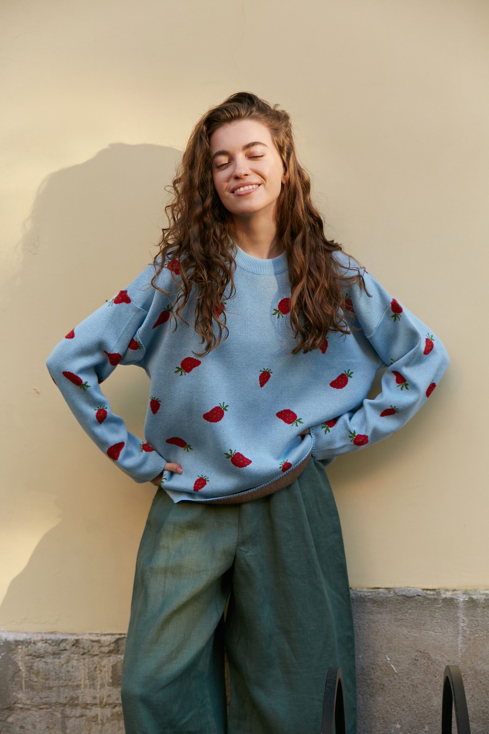 Свитер Клубнички женский голубой S-L