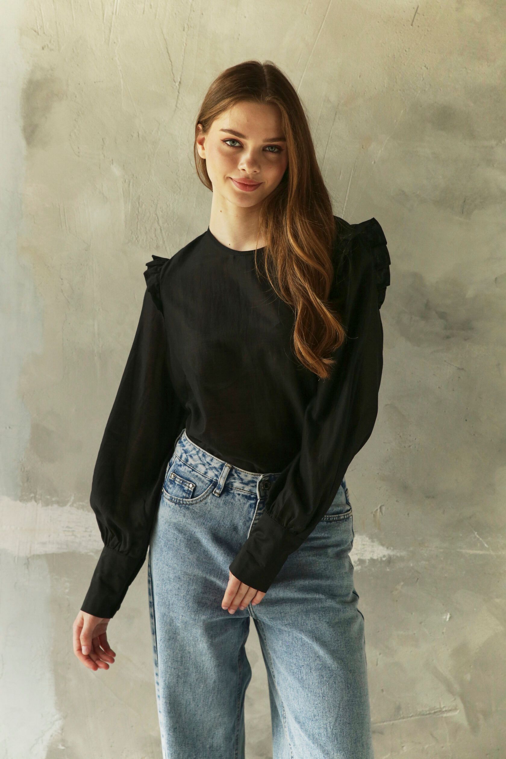 Блузка женская с рюшей из тенсела черный M-L