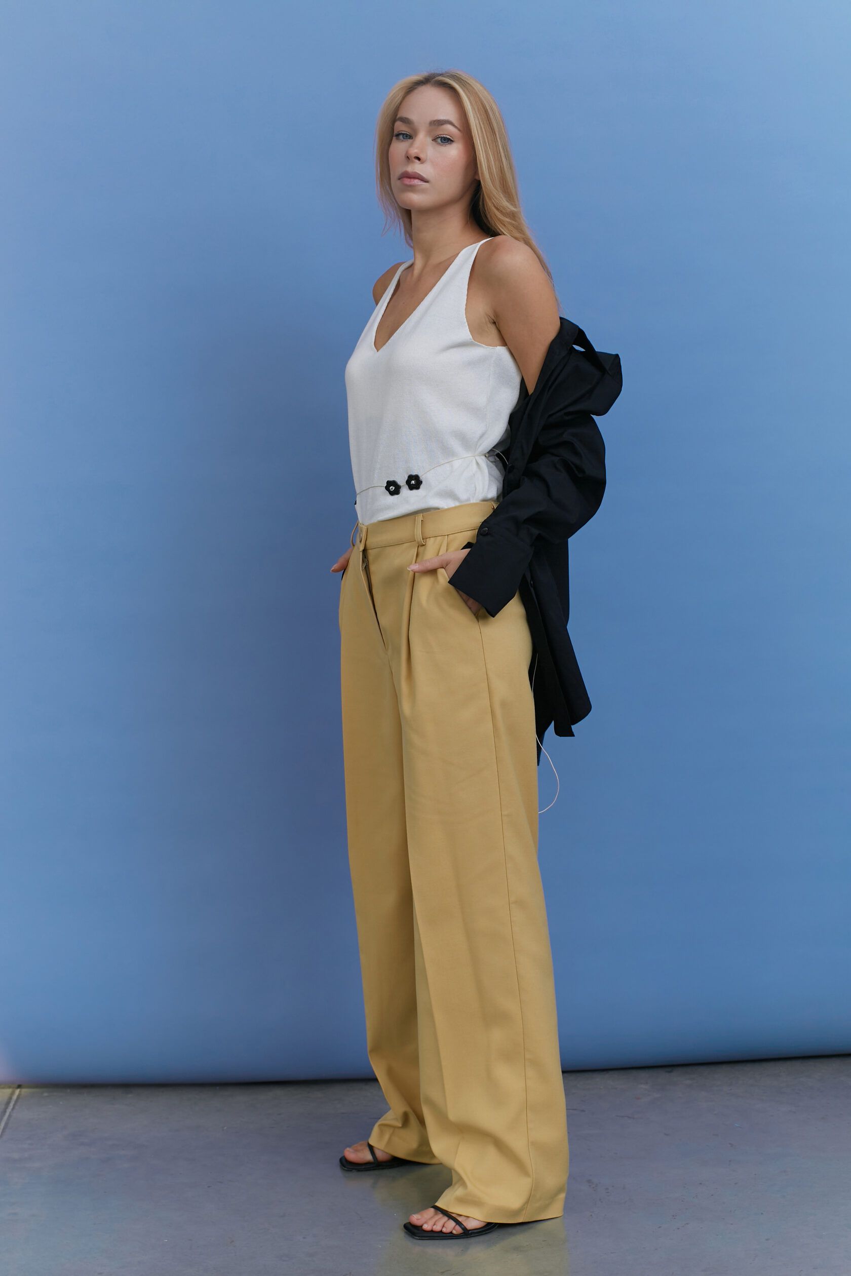 Майка трикотажная V-вырез молочный XL