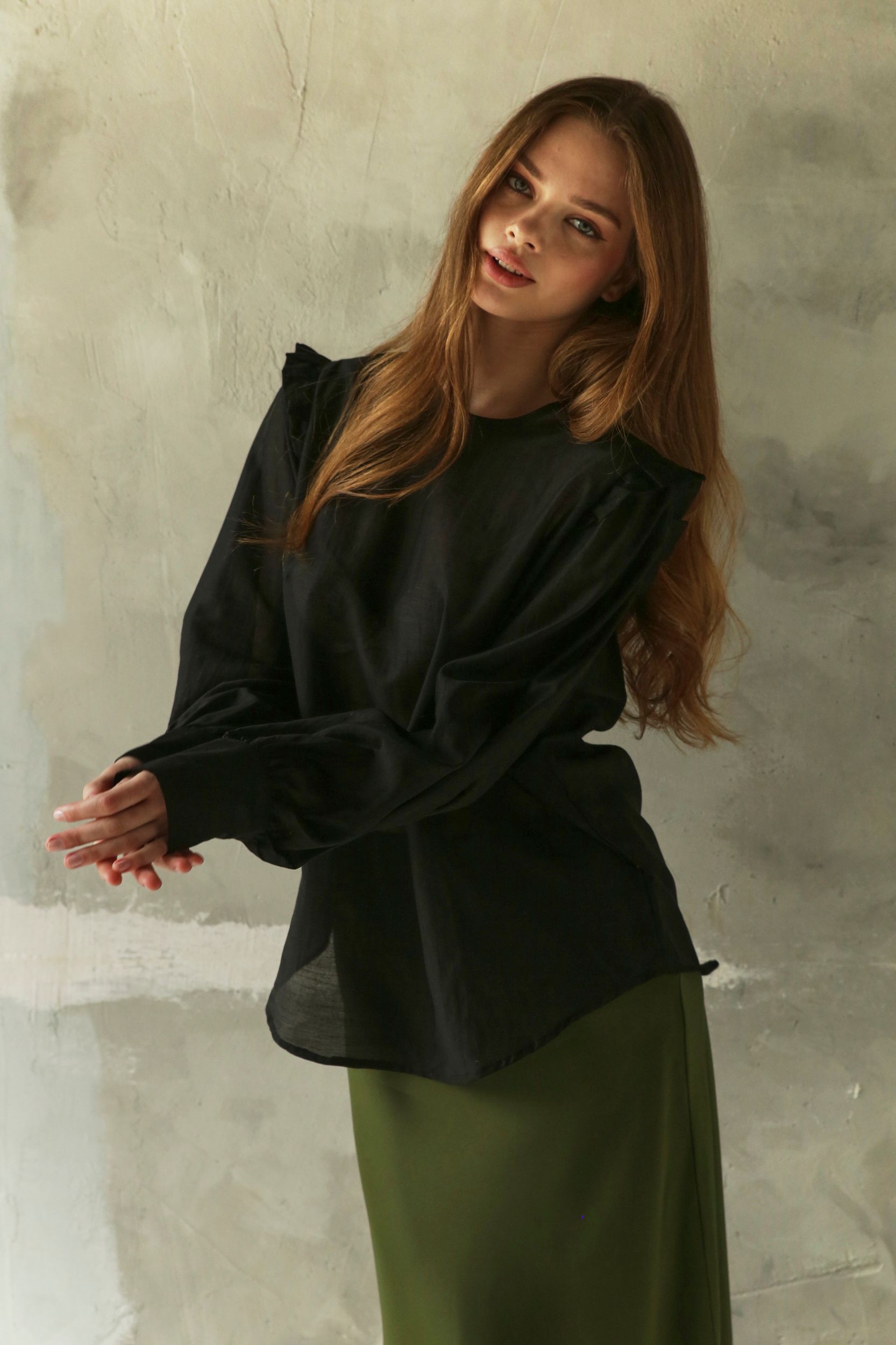 Блузка женская с рюшей из тенсела черный M-L