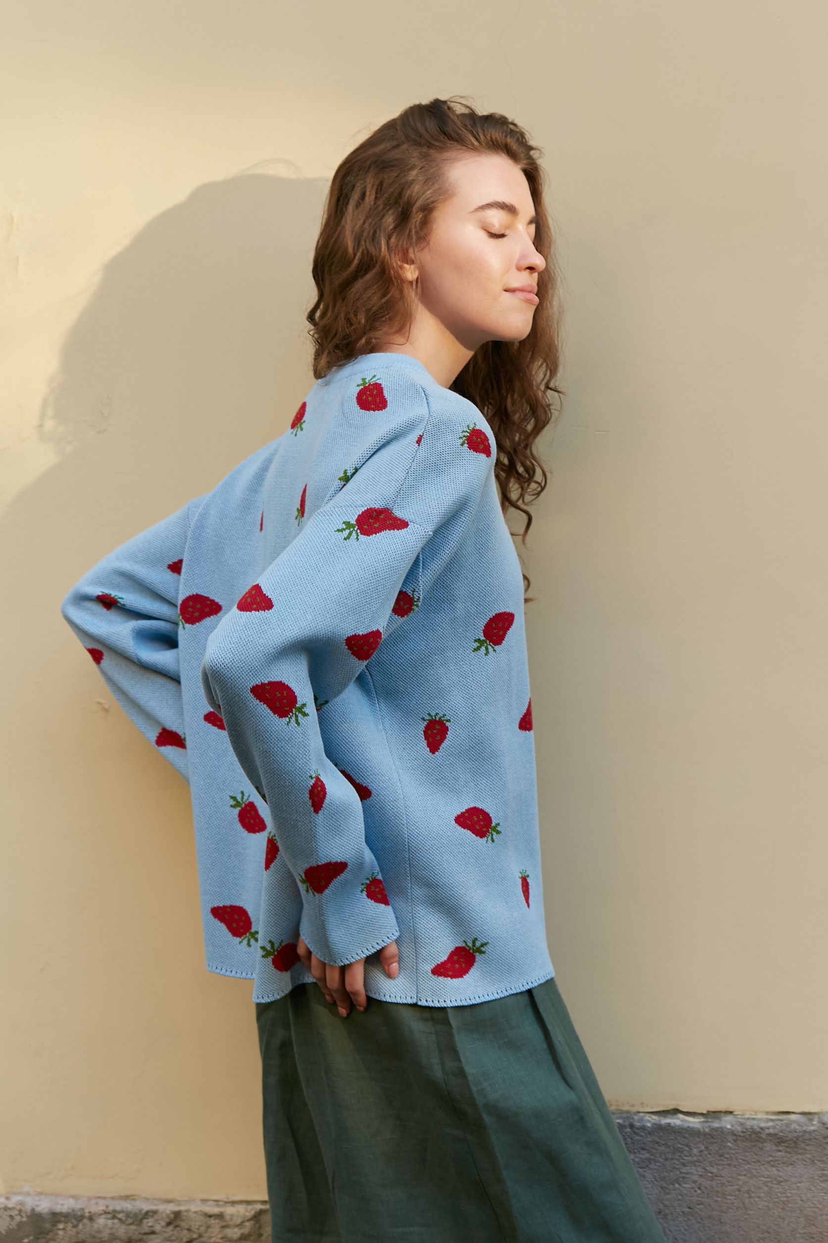 Свитер Клубнички женский голубой S-L