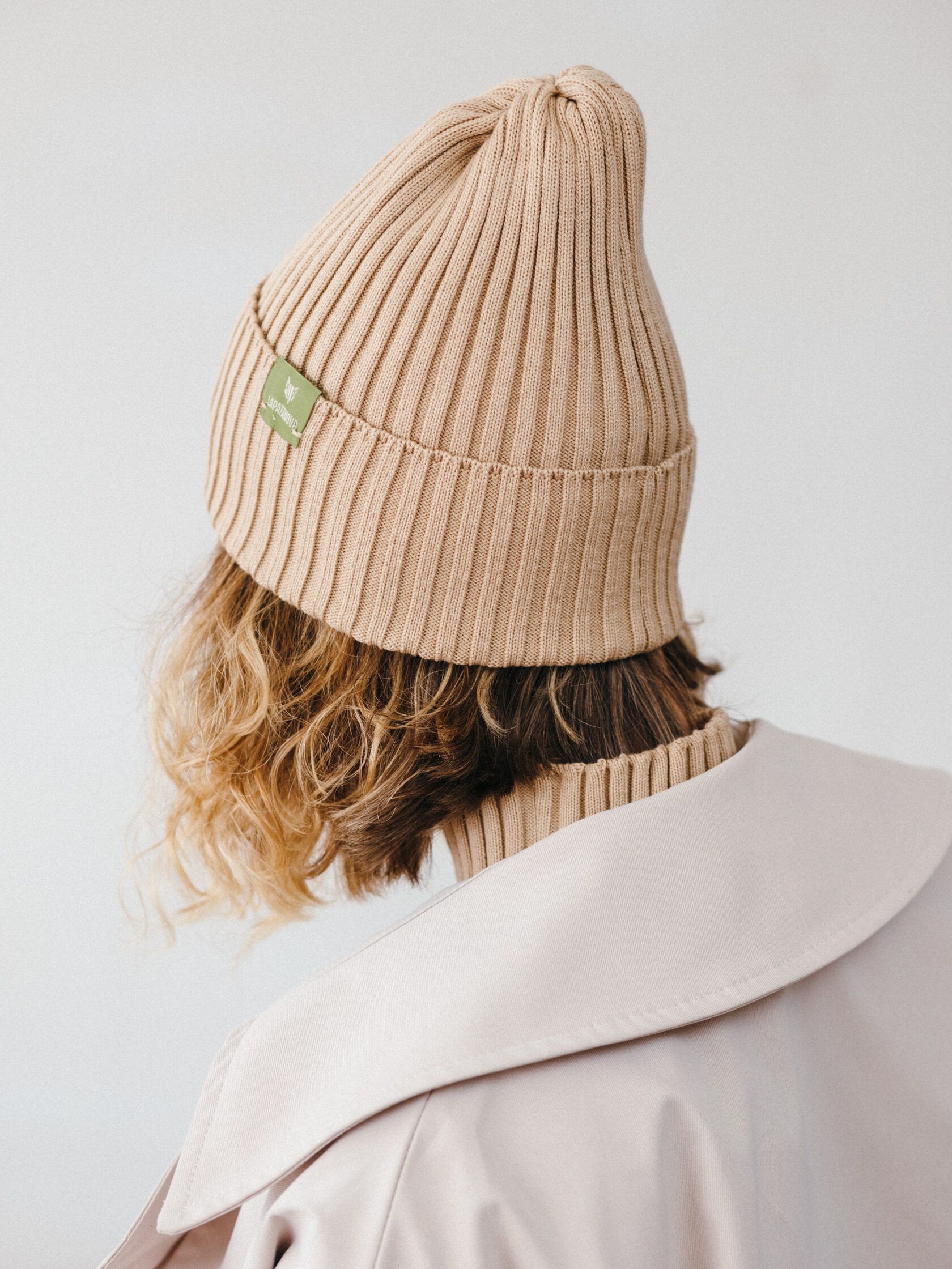 Шапка взрослая беж классик S-L