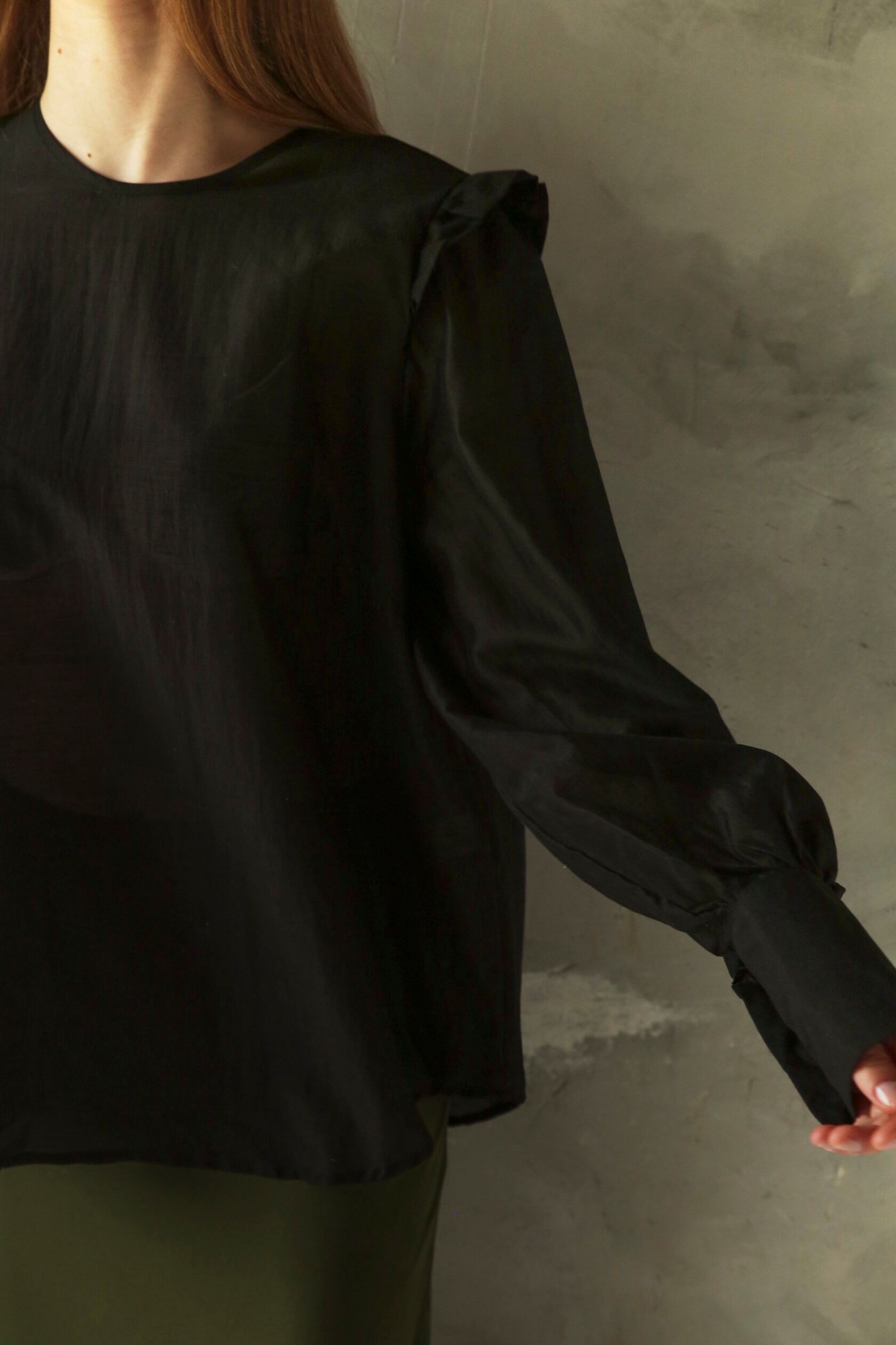 Блузка женская с рюшей из тенсела черный M-L