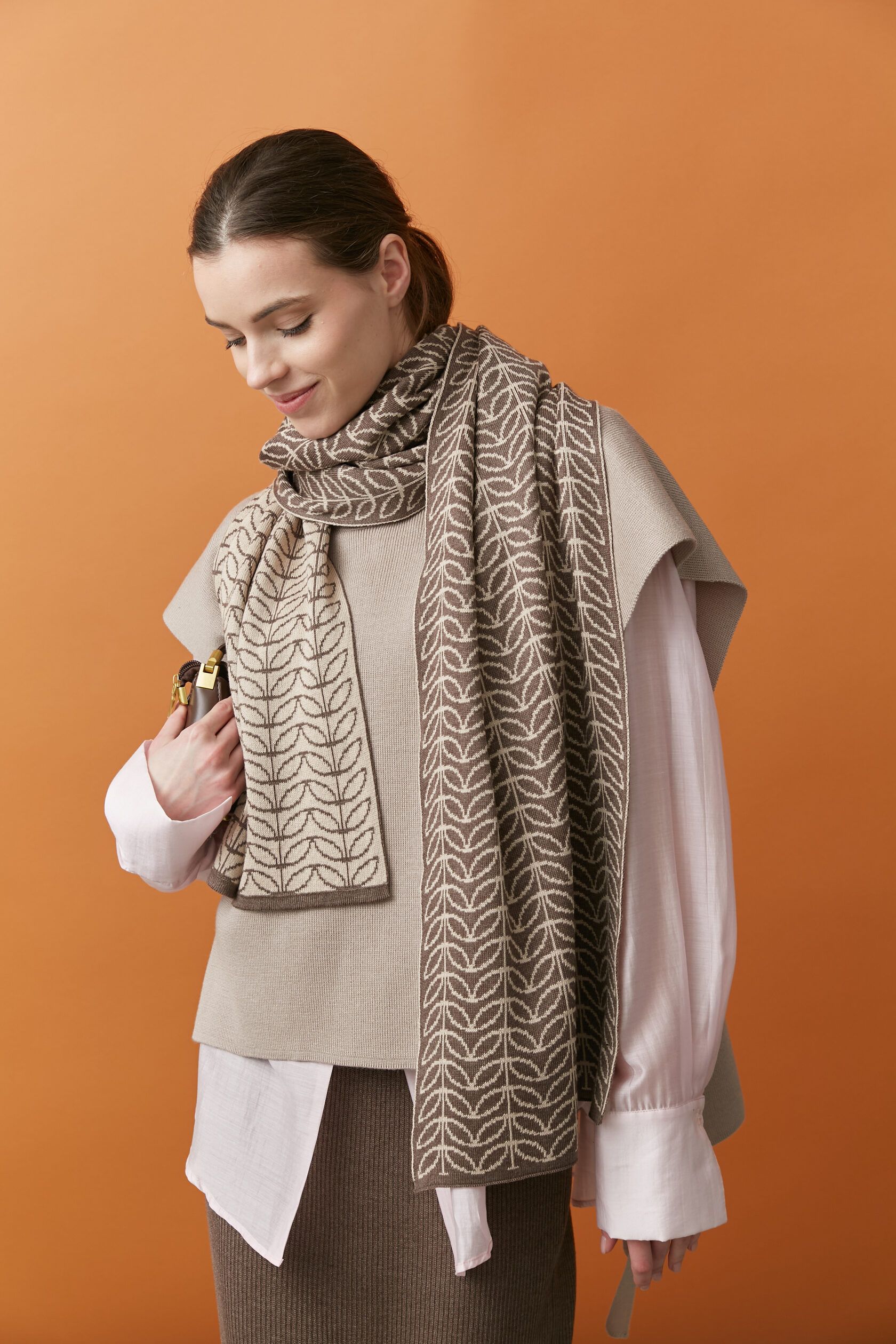 Шарф взрослый Листочки тауп-бежевый one size