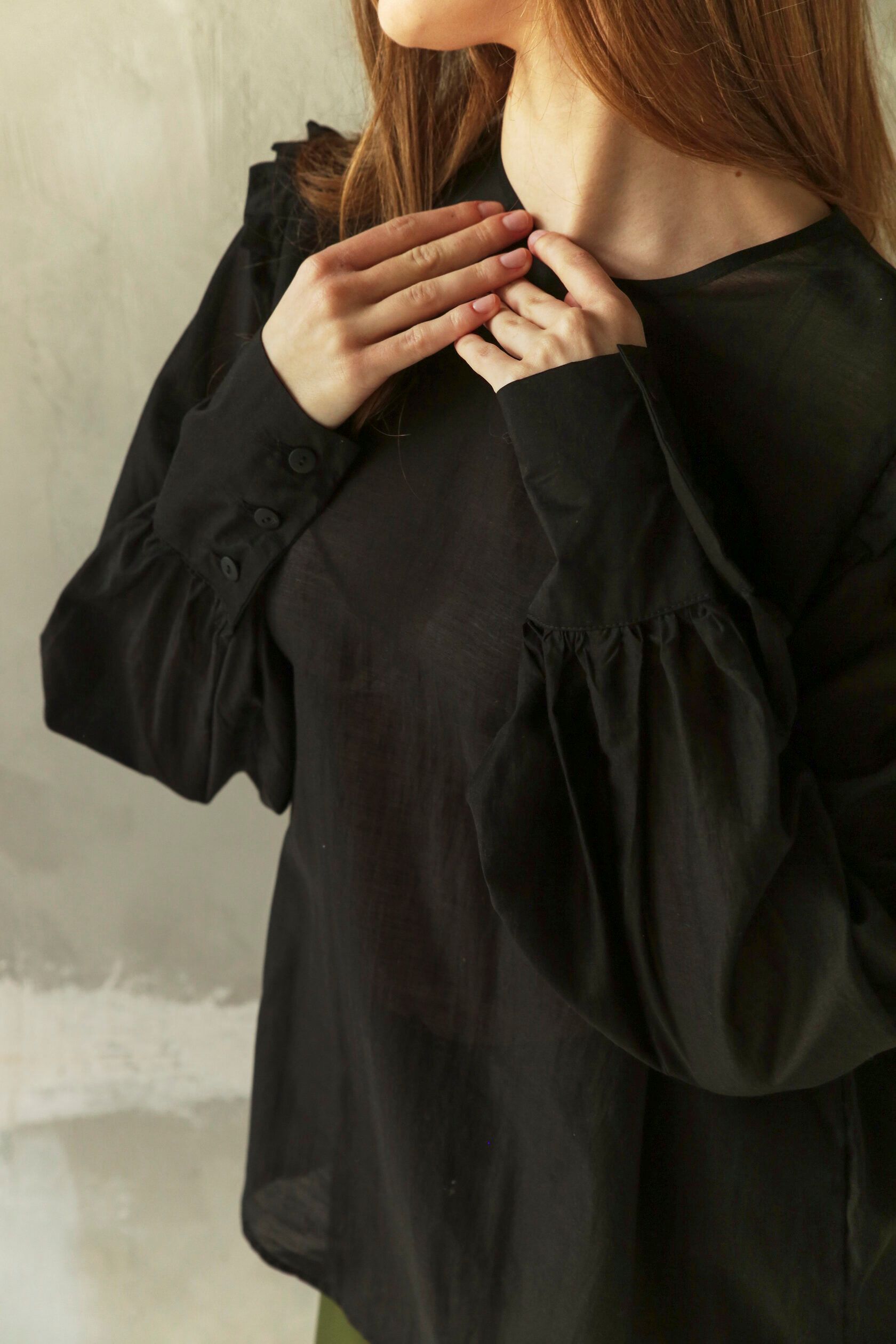 Блузка женская с рюшей из тенсела черный M-L