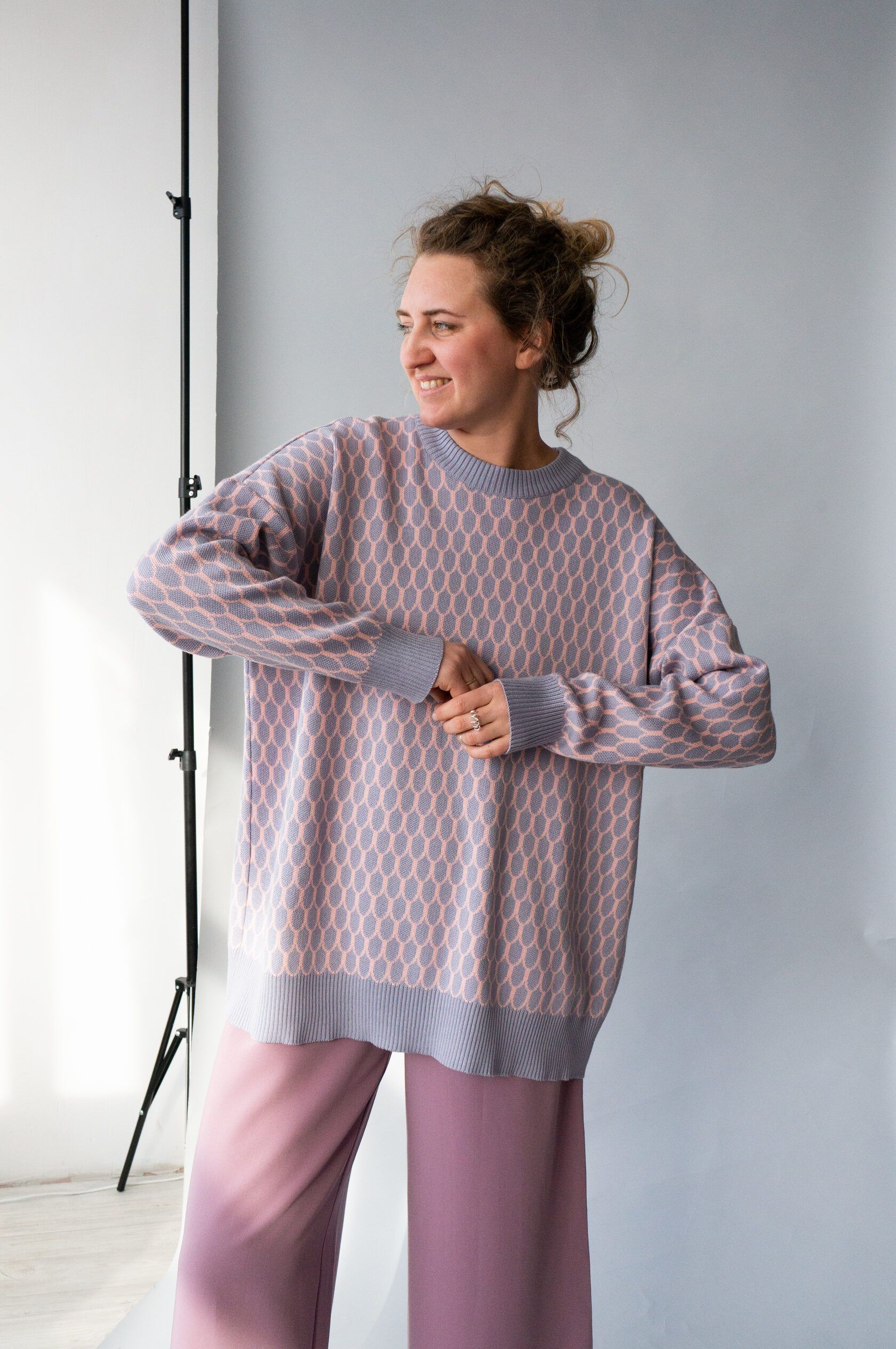 Джемпер Чешуйки оверсайз серо-розовый oversize