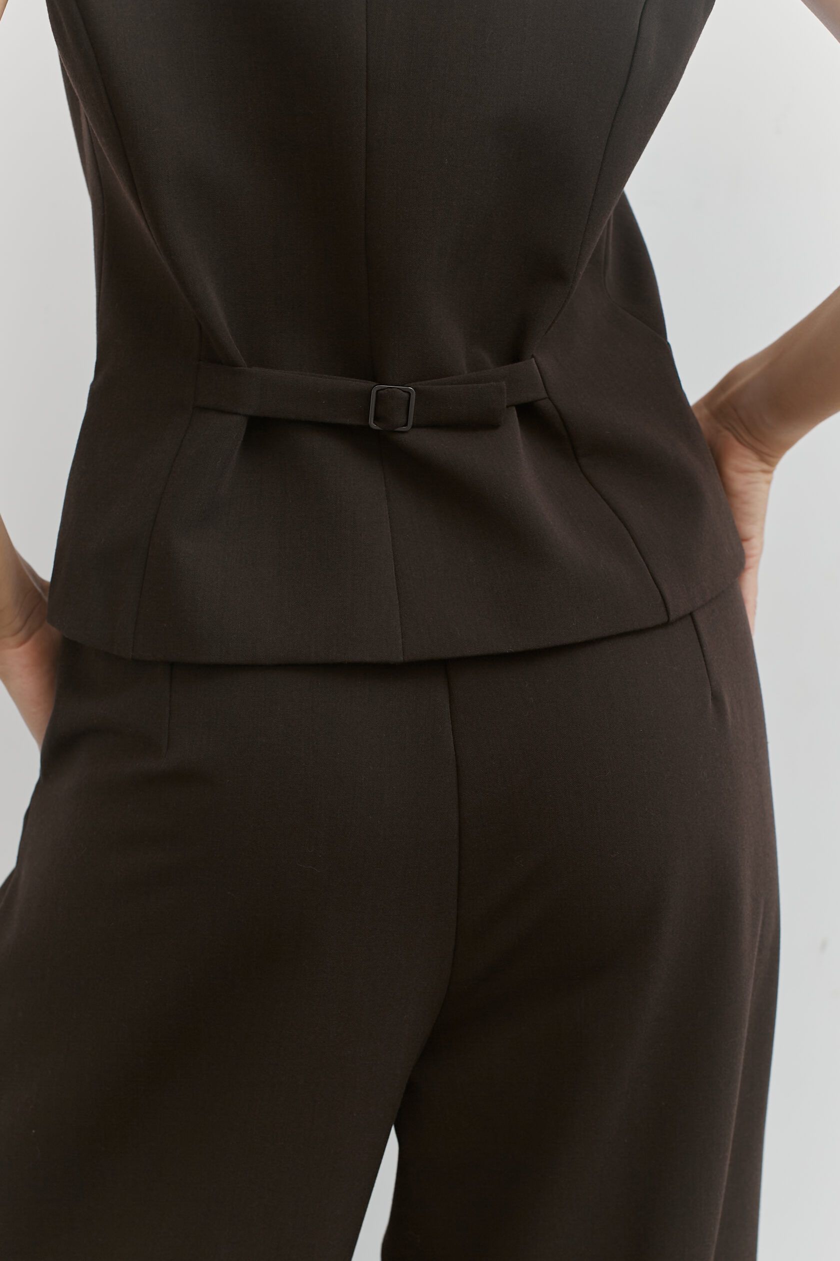 Жилет костюмный шоколадный L