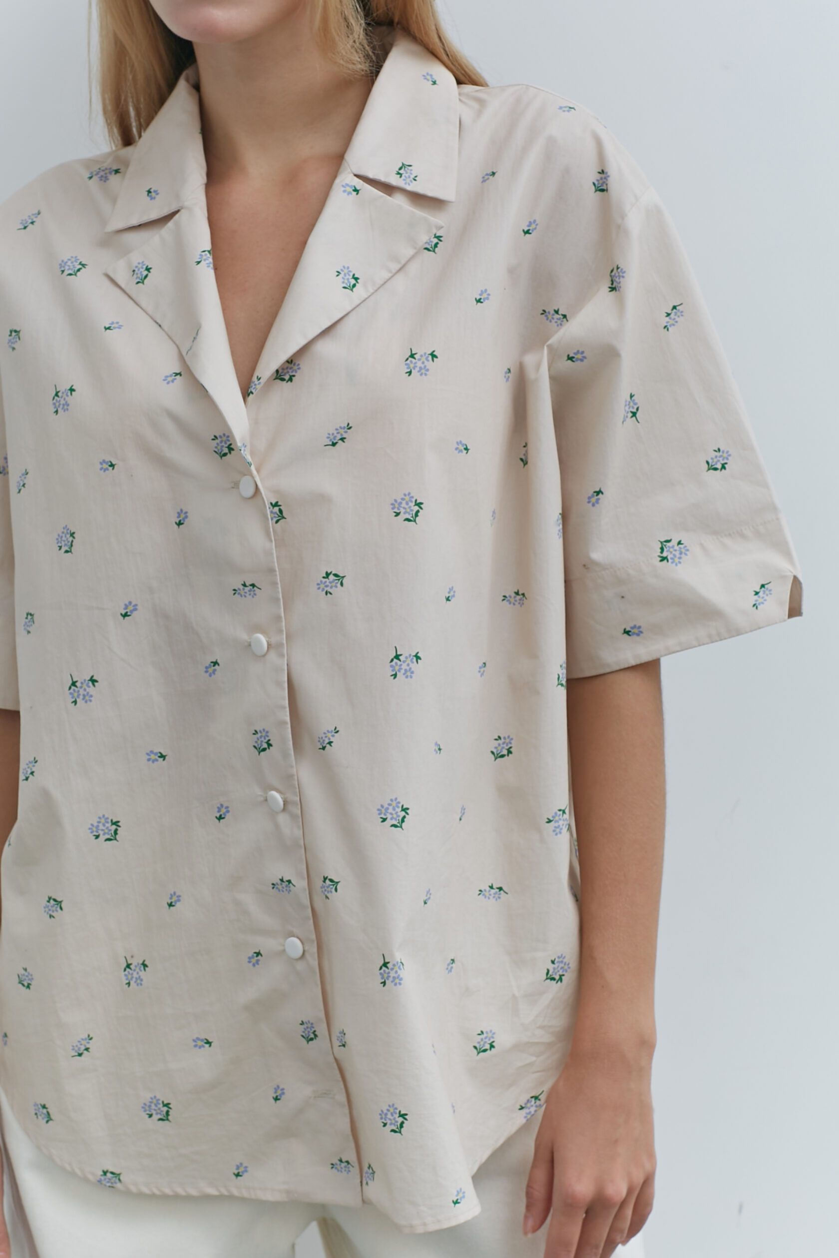 Рубашка с коротким рукавом бежевая с незабудками S-L