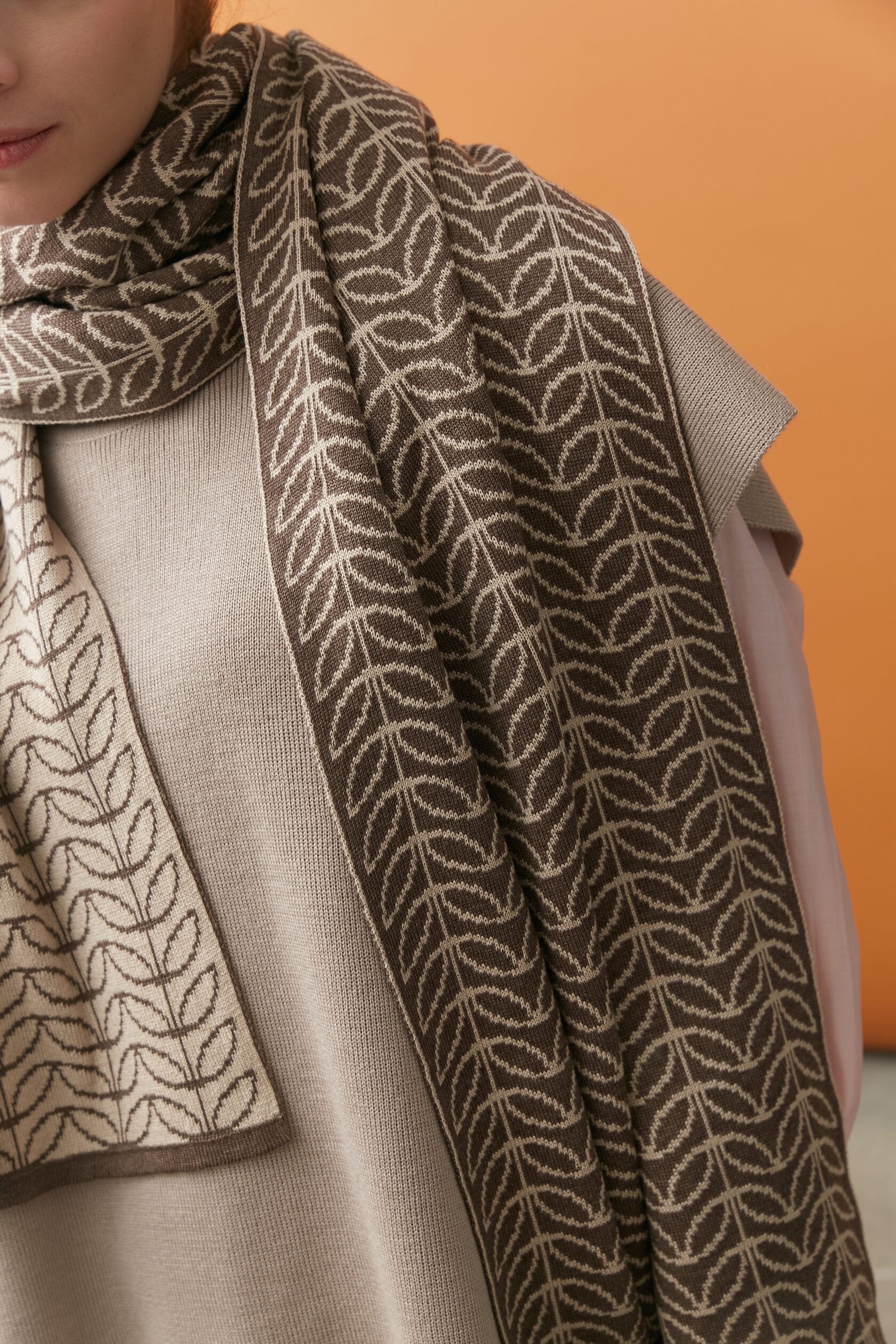 Шарф взрослый Листочки тауп-бежевый one size