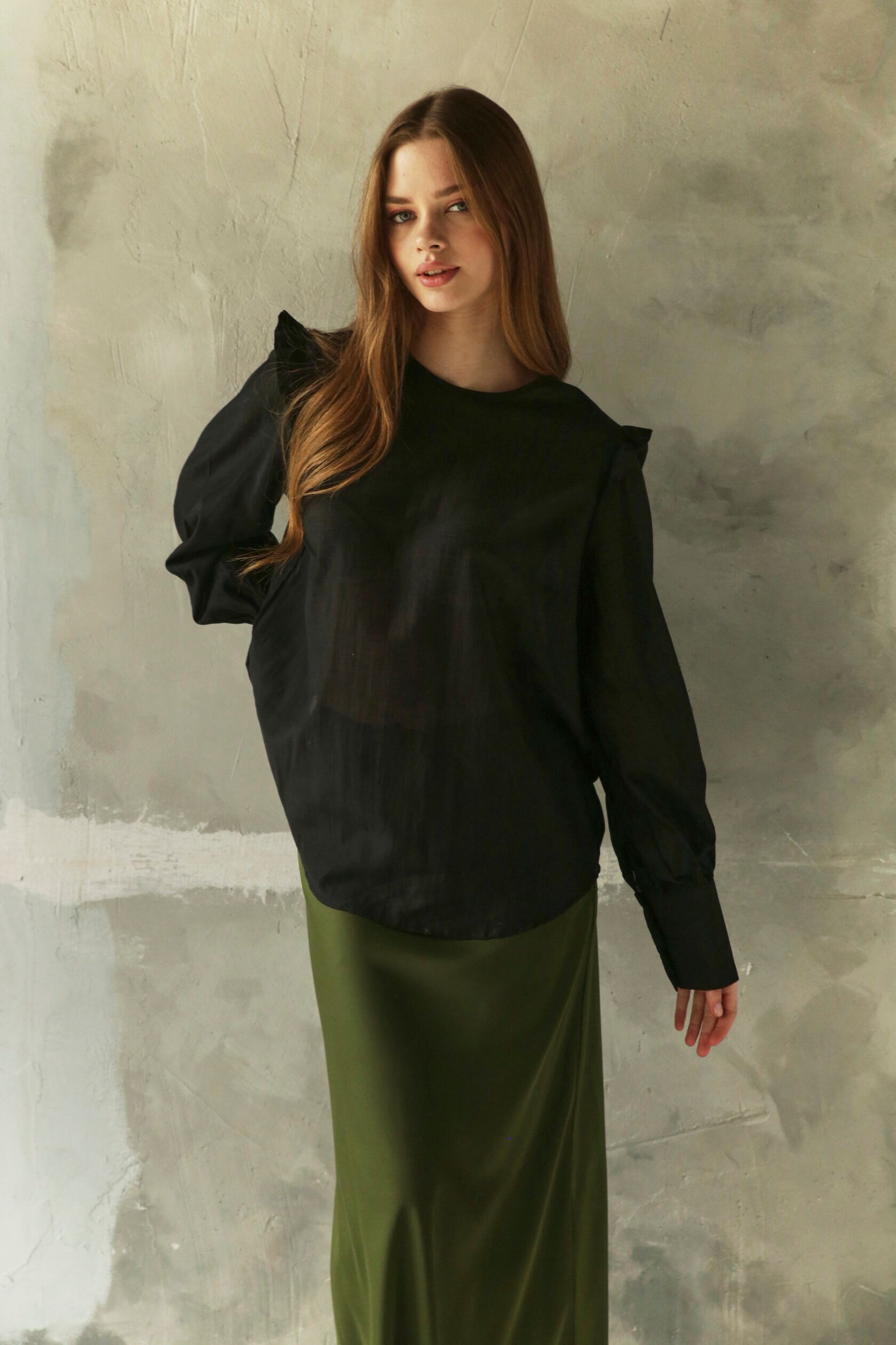 Блузка женская с рюшей из тенсела черный M-L