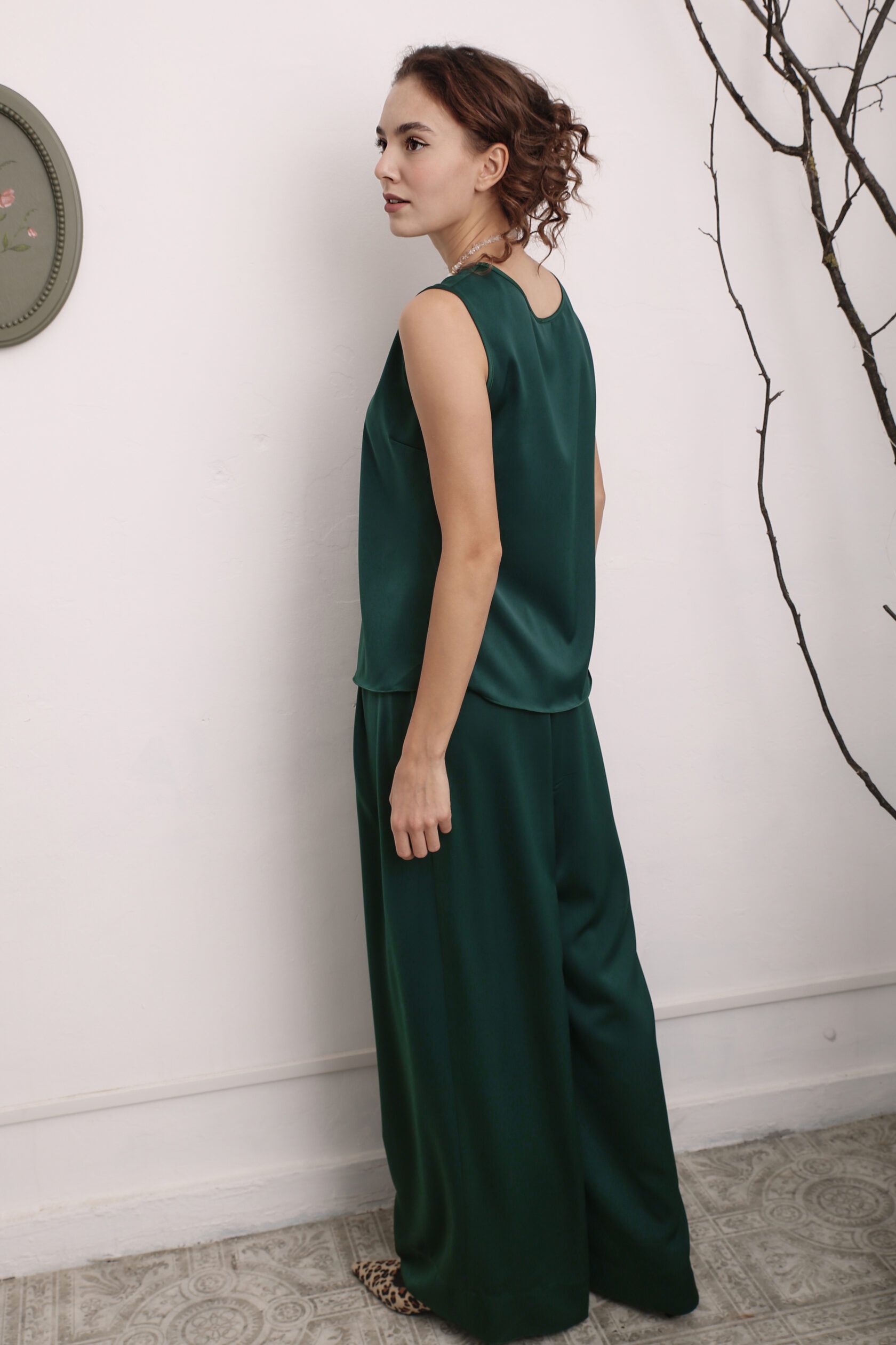 Топ на широких бретелях искусственный шелк изумруд XS