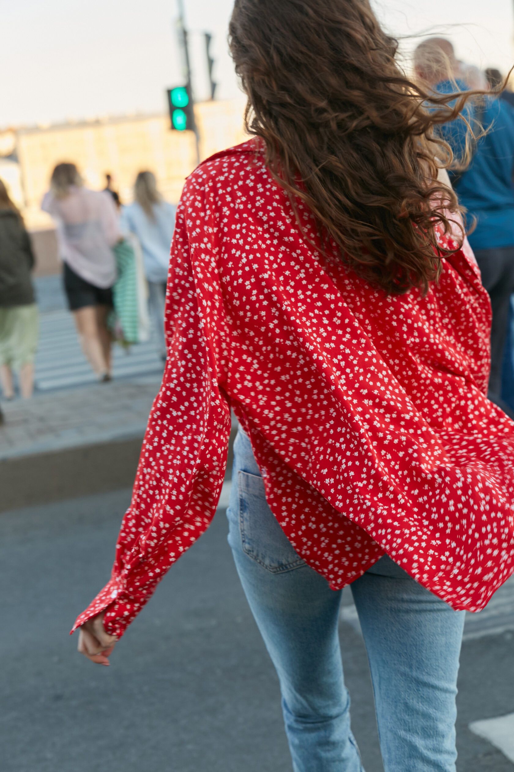 Рубашка женская вискоза красная в цветок one size