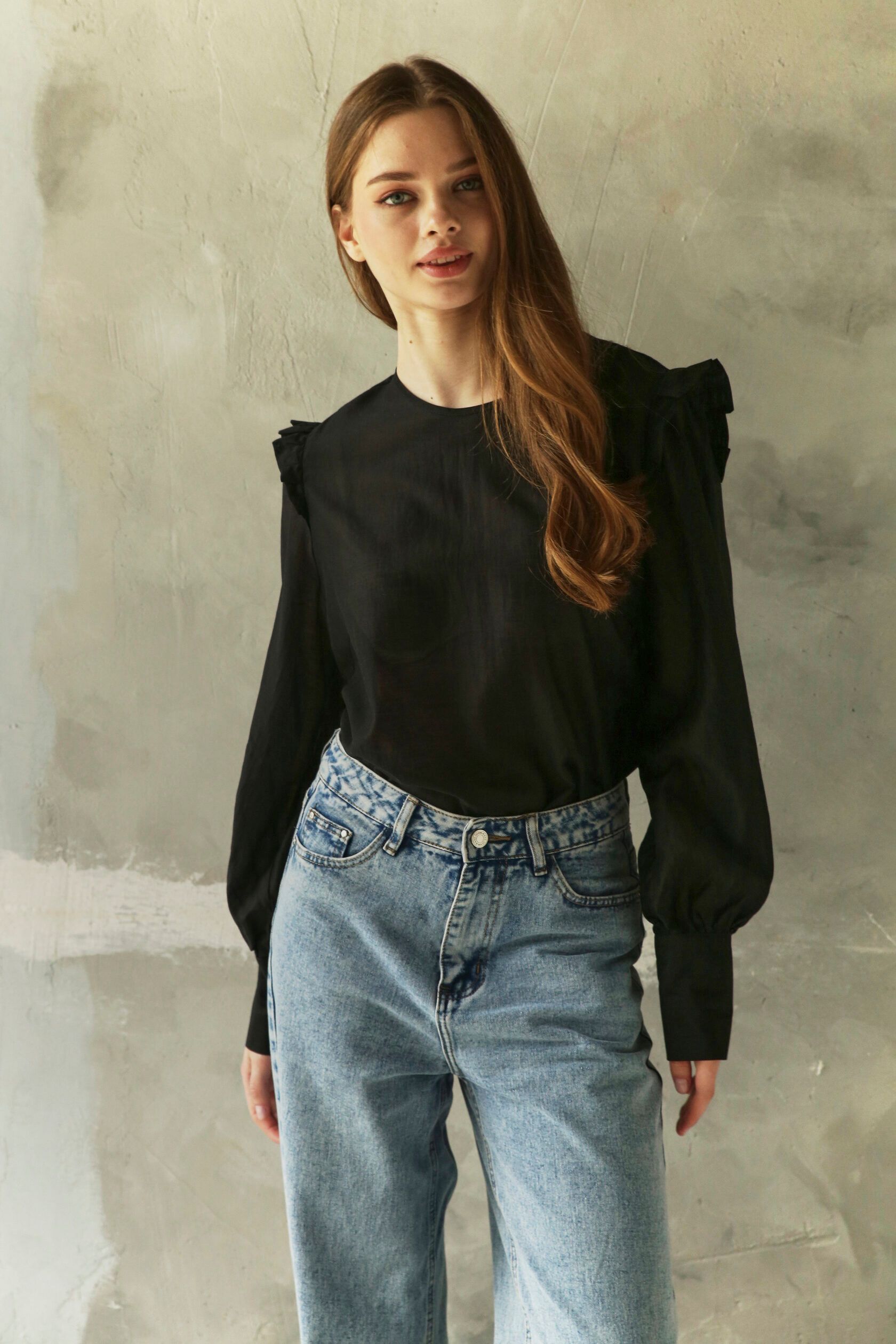 Блузка женская с рюшей из тенсела черный M-L