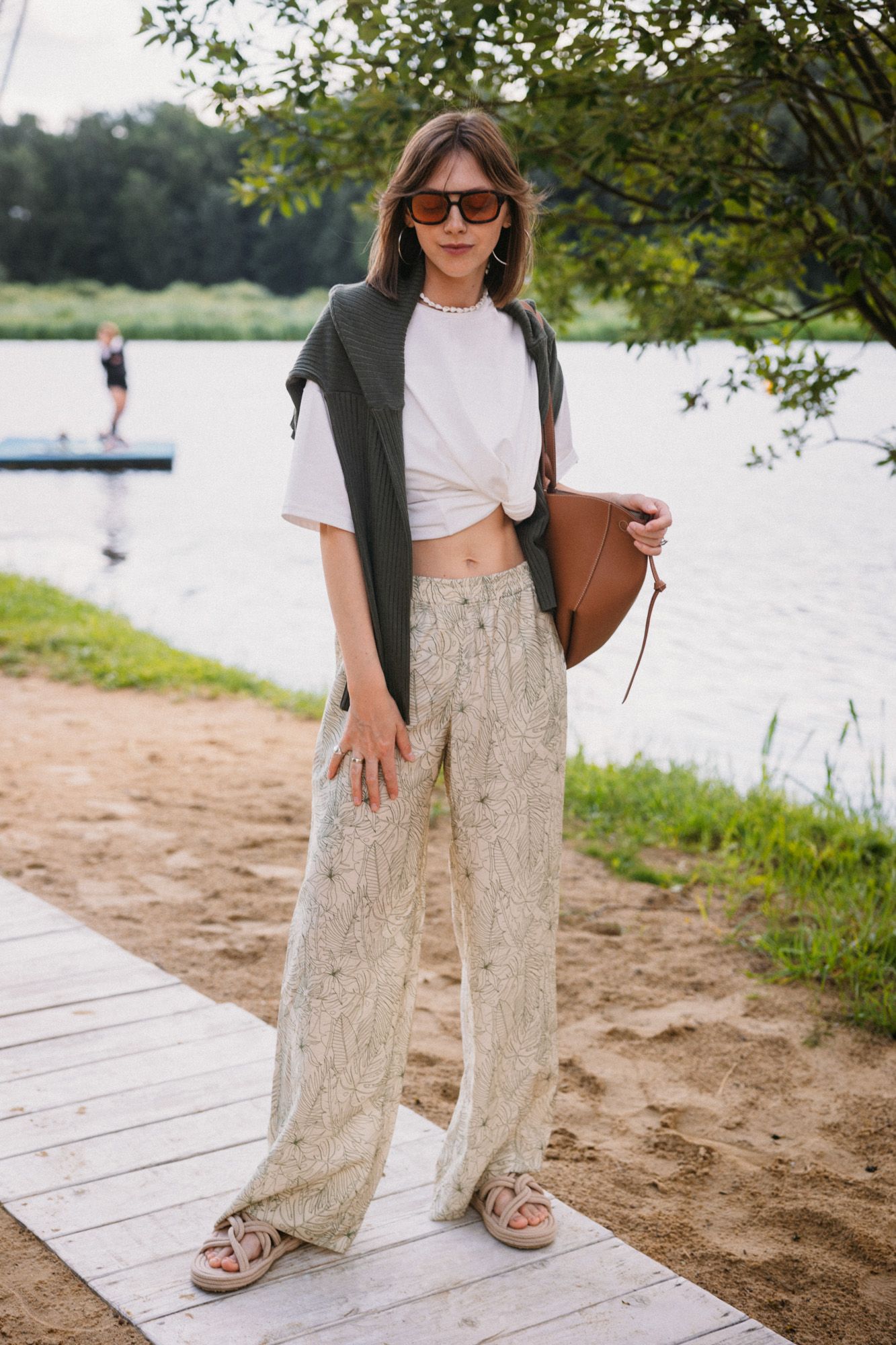 Брюки женские вискоза листья бежевый L