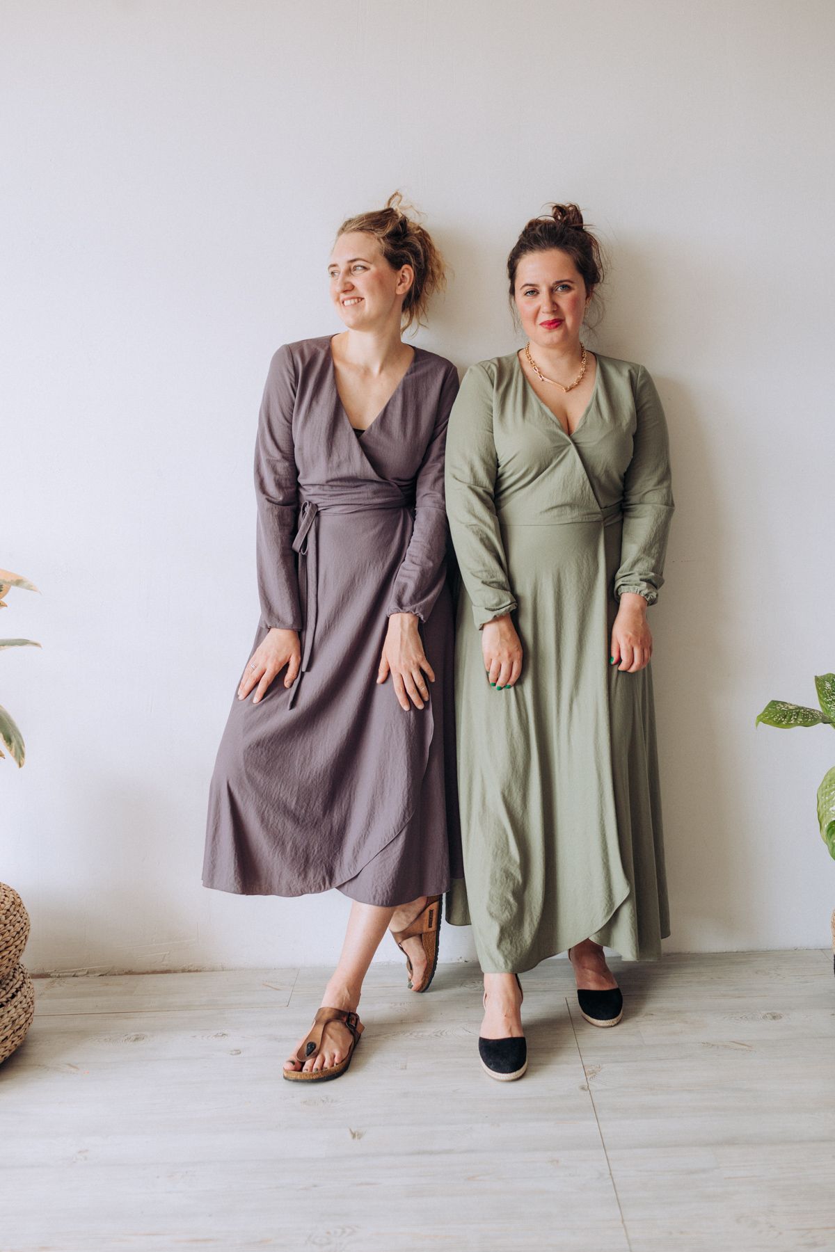 Платье женское на запах олива M