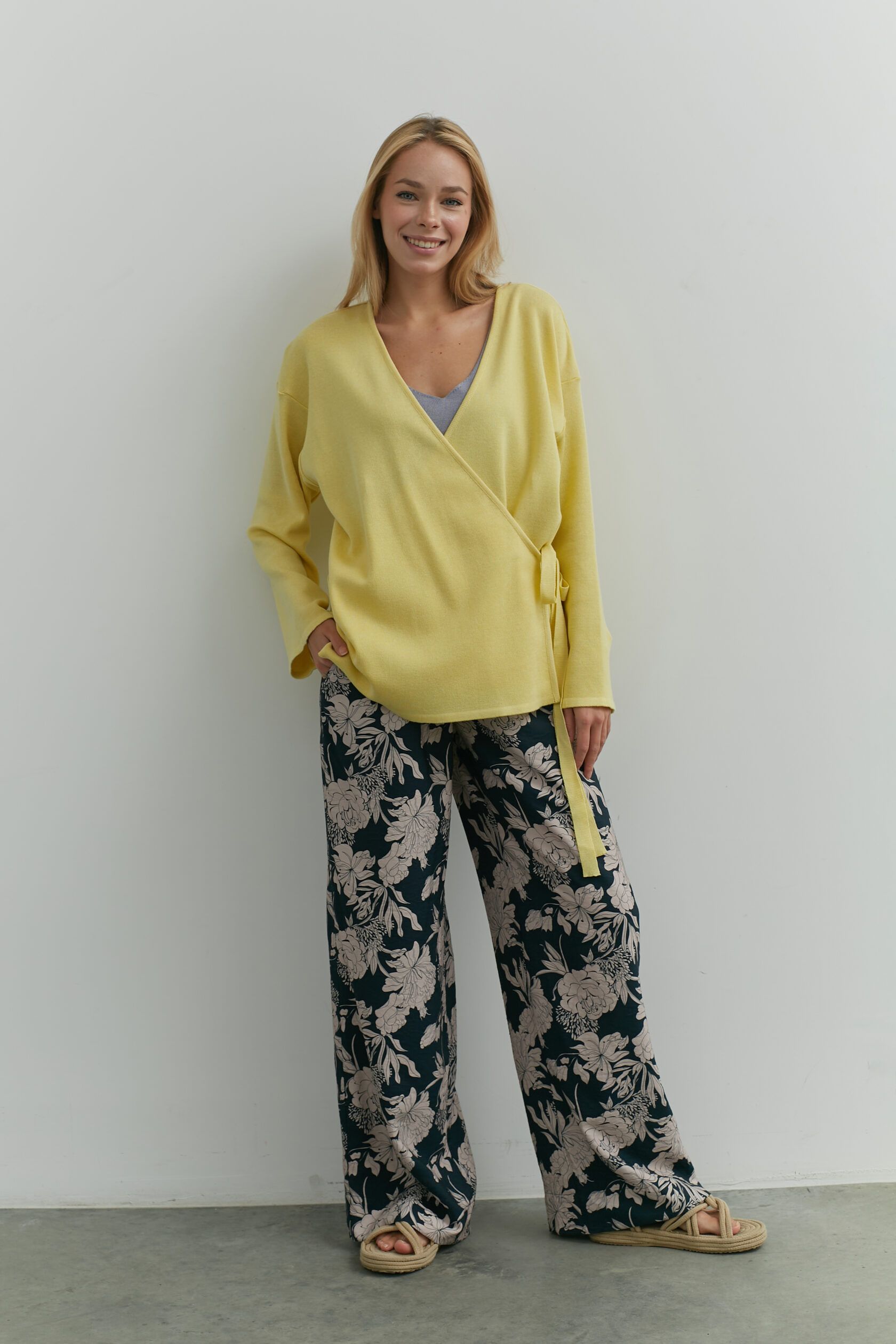 Кардиган трикотажный на завязках лимонный S-L