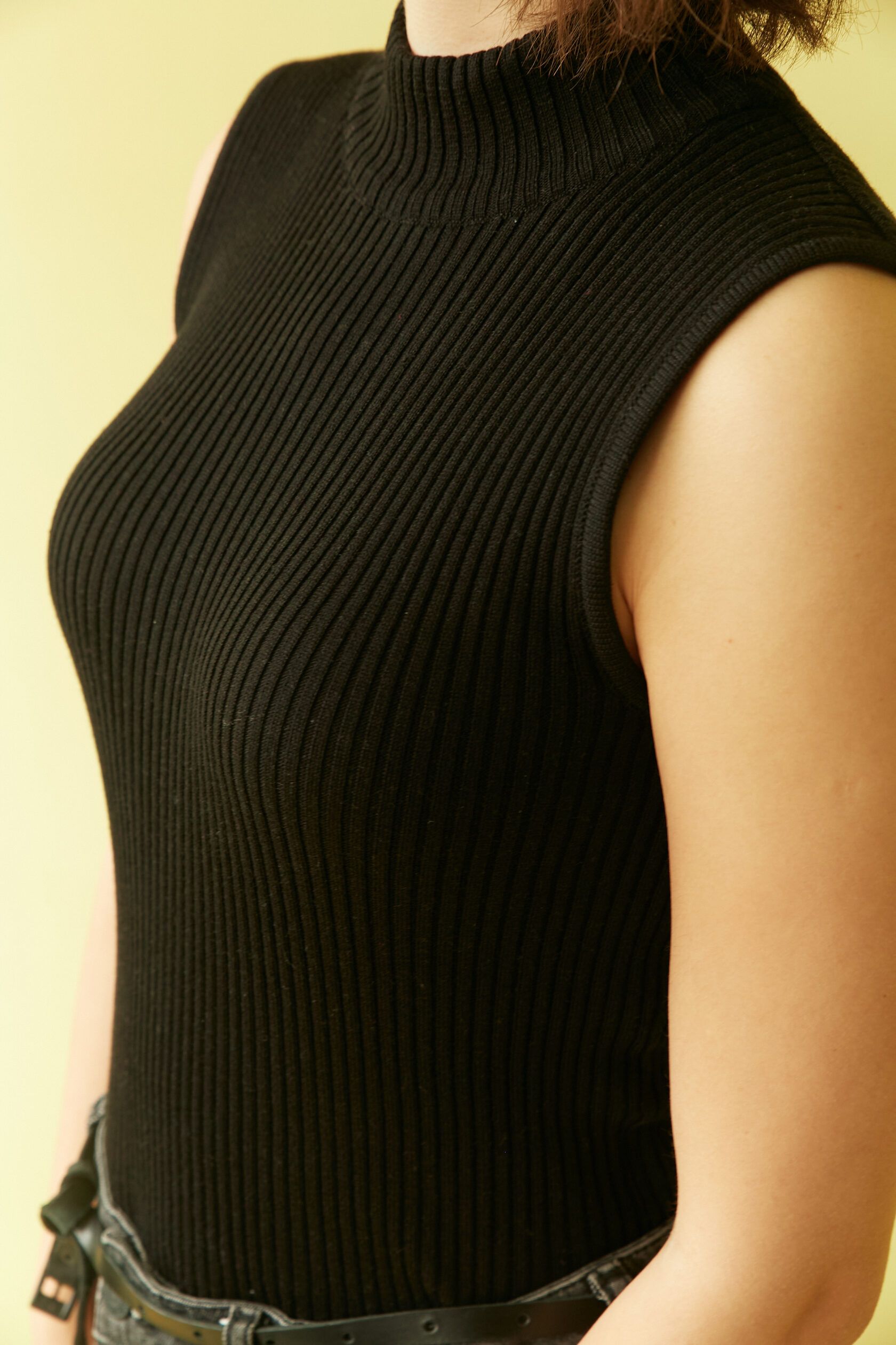 Топ с горлом в рубчик черный S