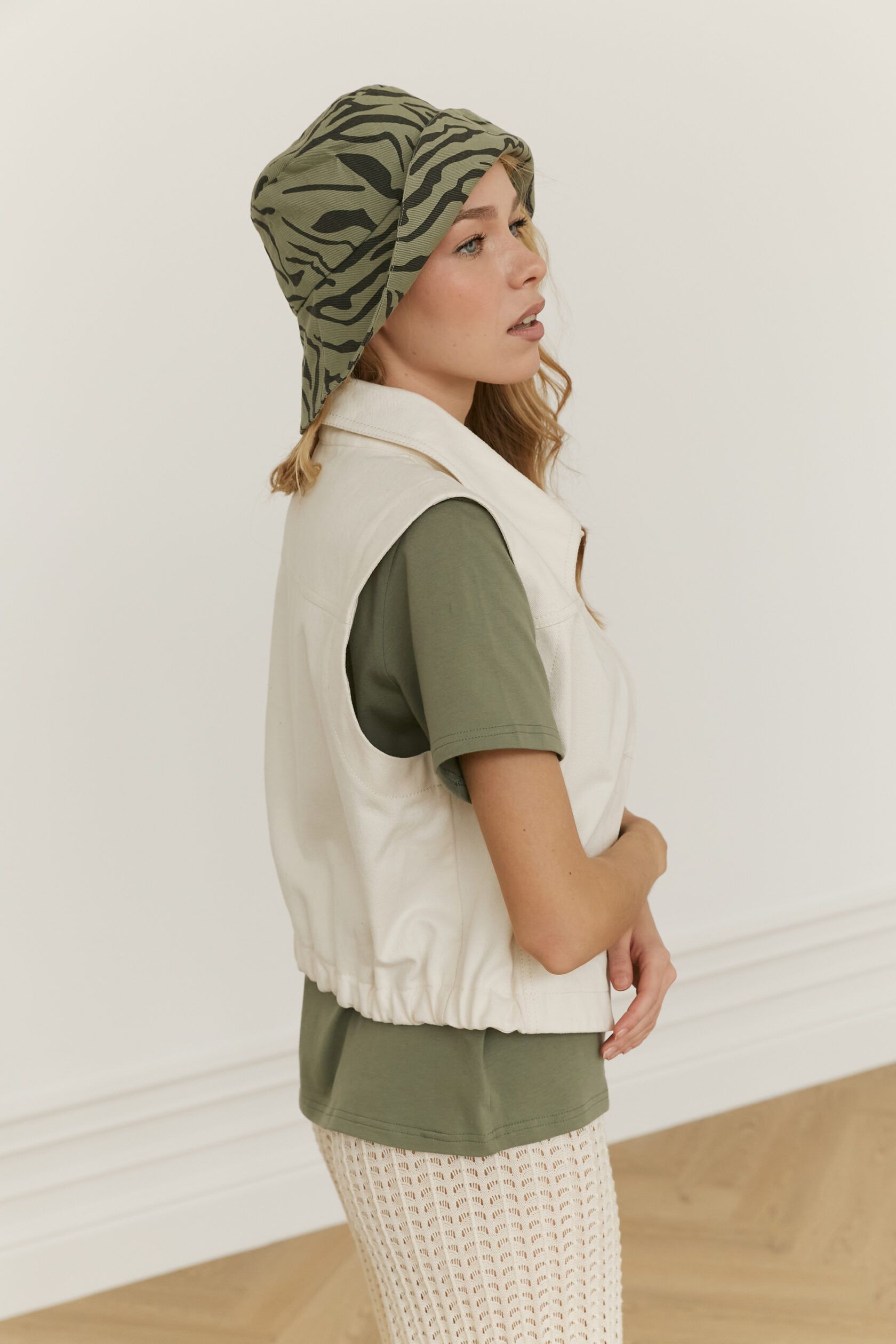 Жилет джинсовый молочный M