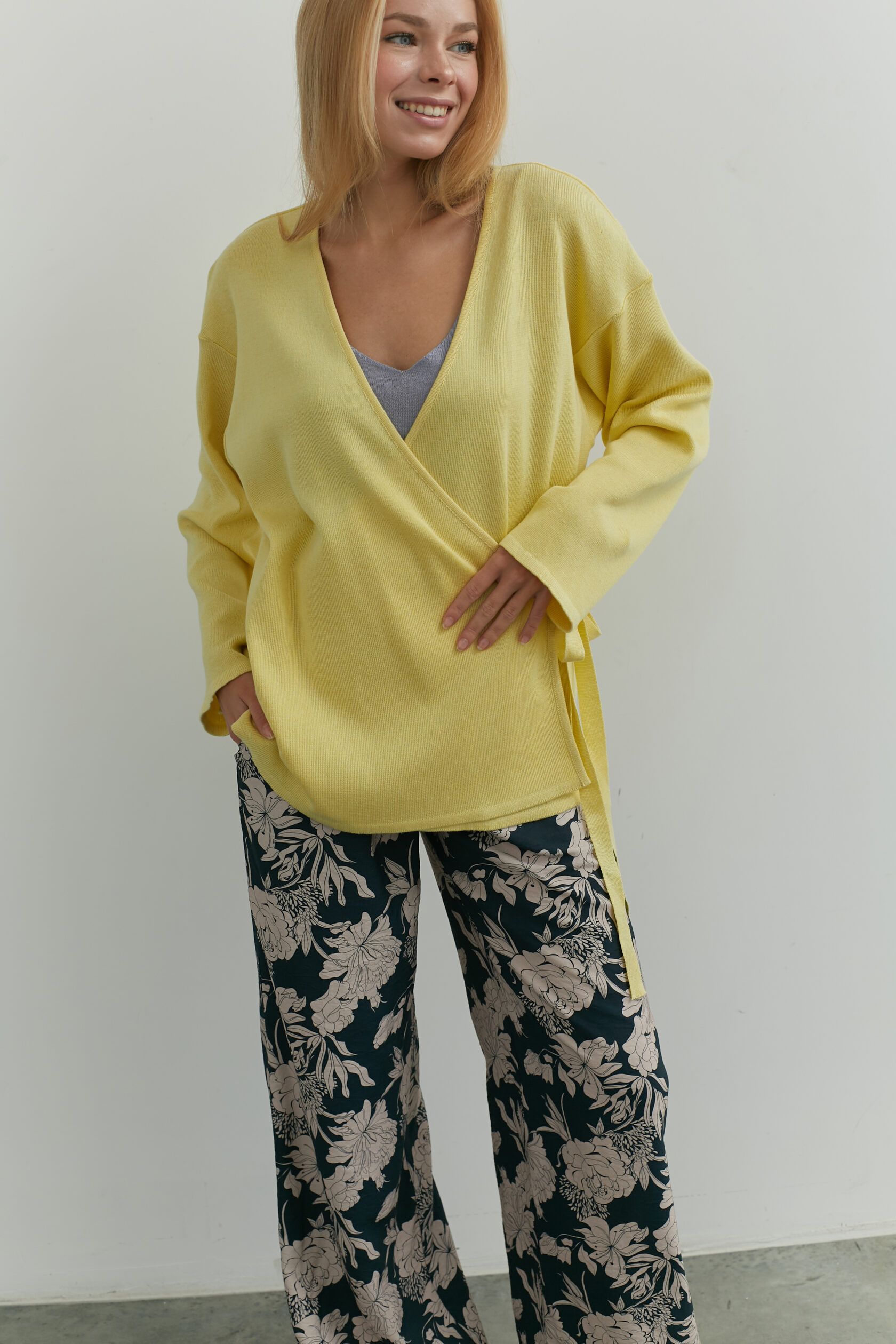 Кардиган трикотажный на завязках лимонный S-L