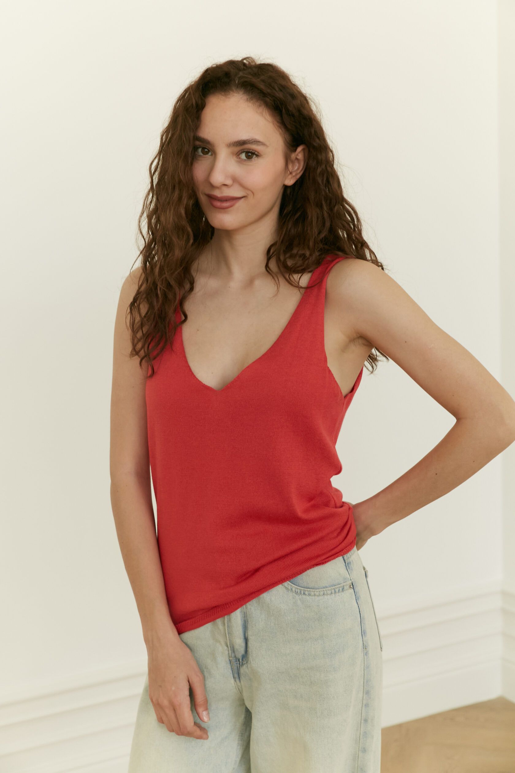 Майка трикотажная V-вырез коралл S