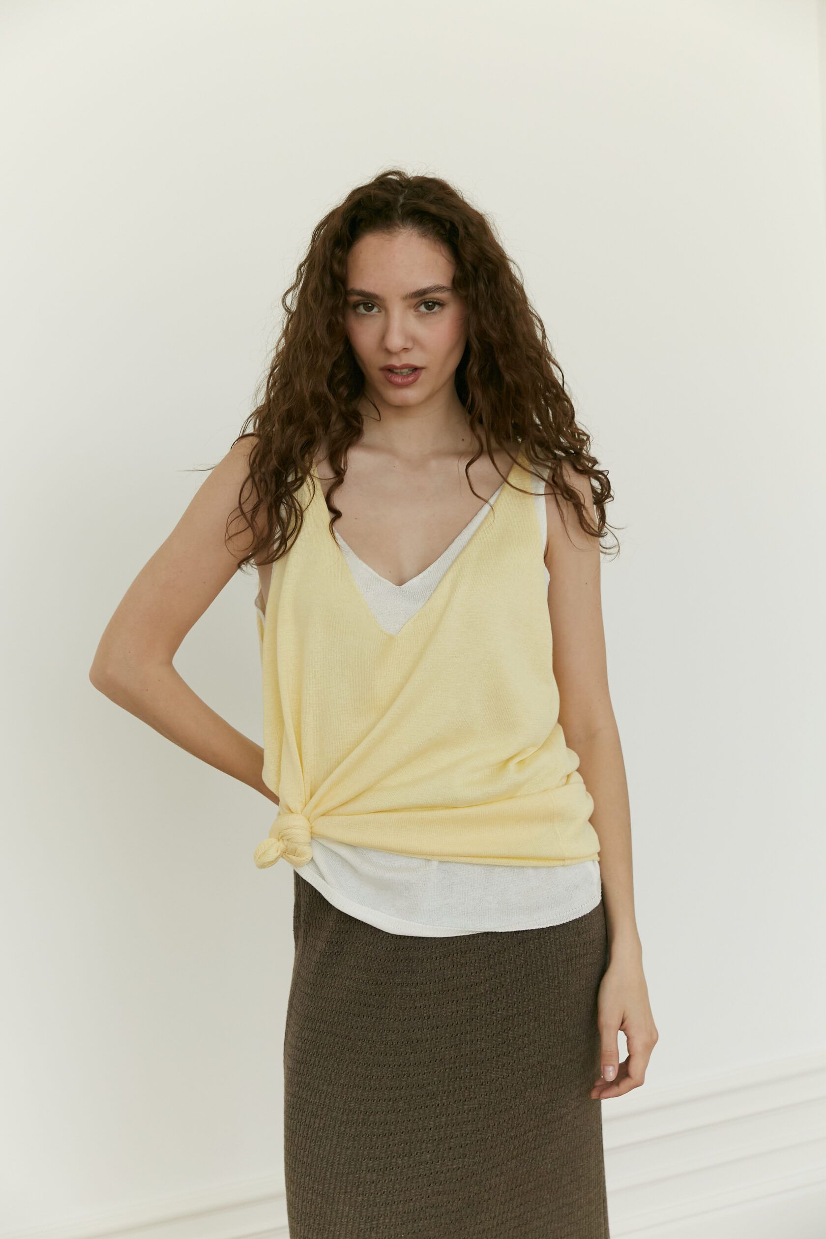 Майка трикотажная V-вырез светло-желтый L