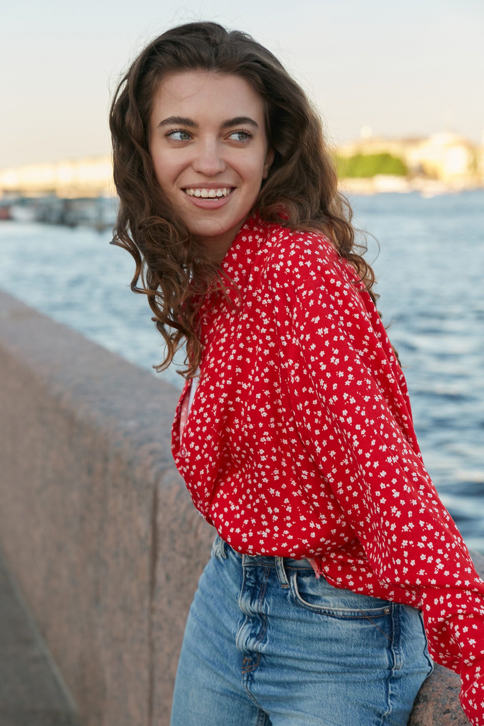 Рубашка женская вискоза красная в цветок one size