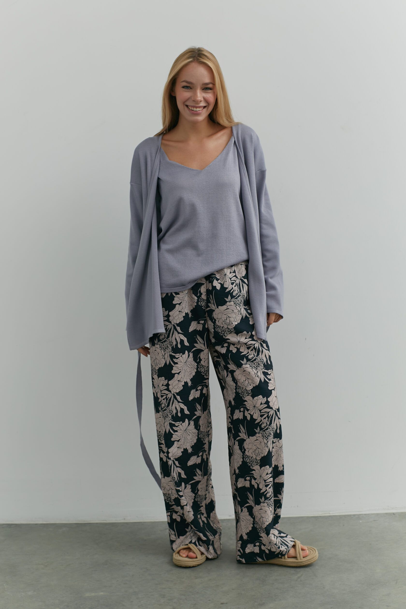 Брюки женские Цветы синий XS