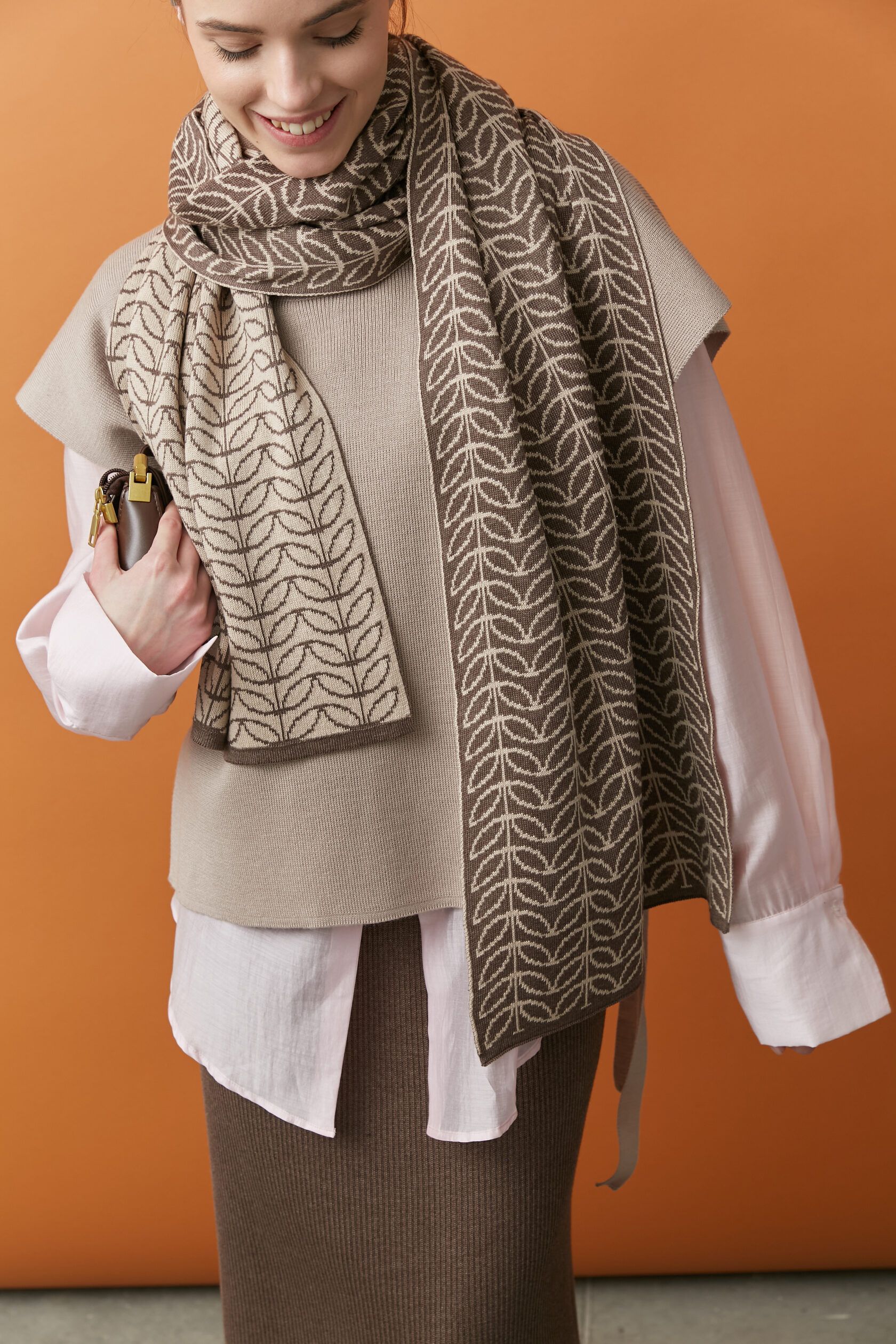 Шарф взрослый Листочки тауп-бежевый one size