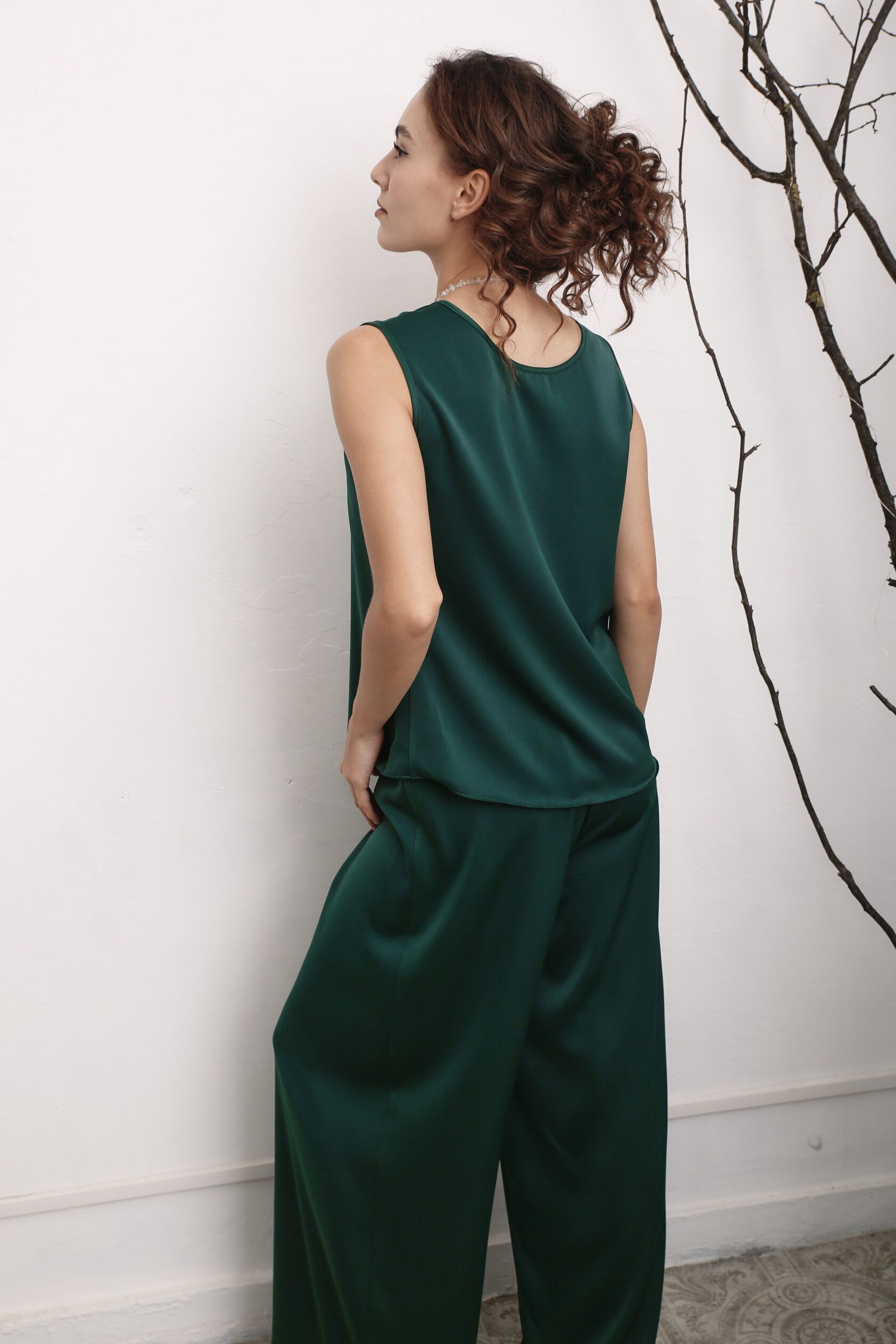 Топ на широких бретелях искусственный шелк изумруд XS