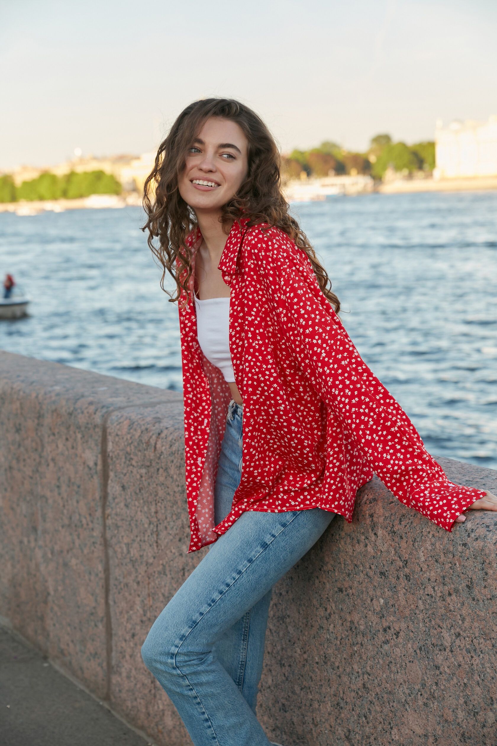 Рубашка женская вискоза красная в цветок one size