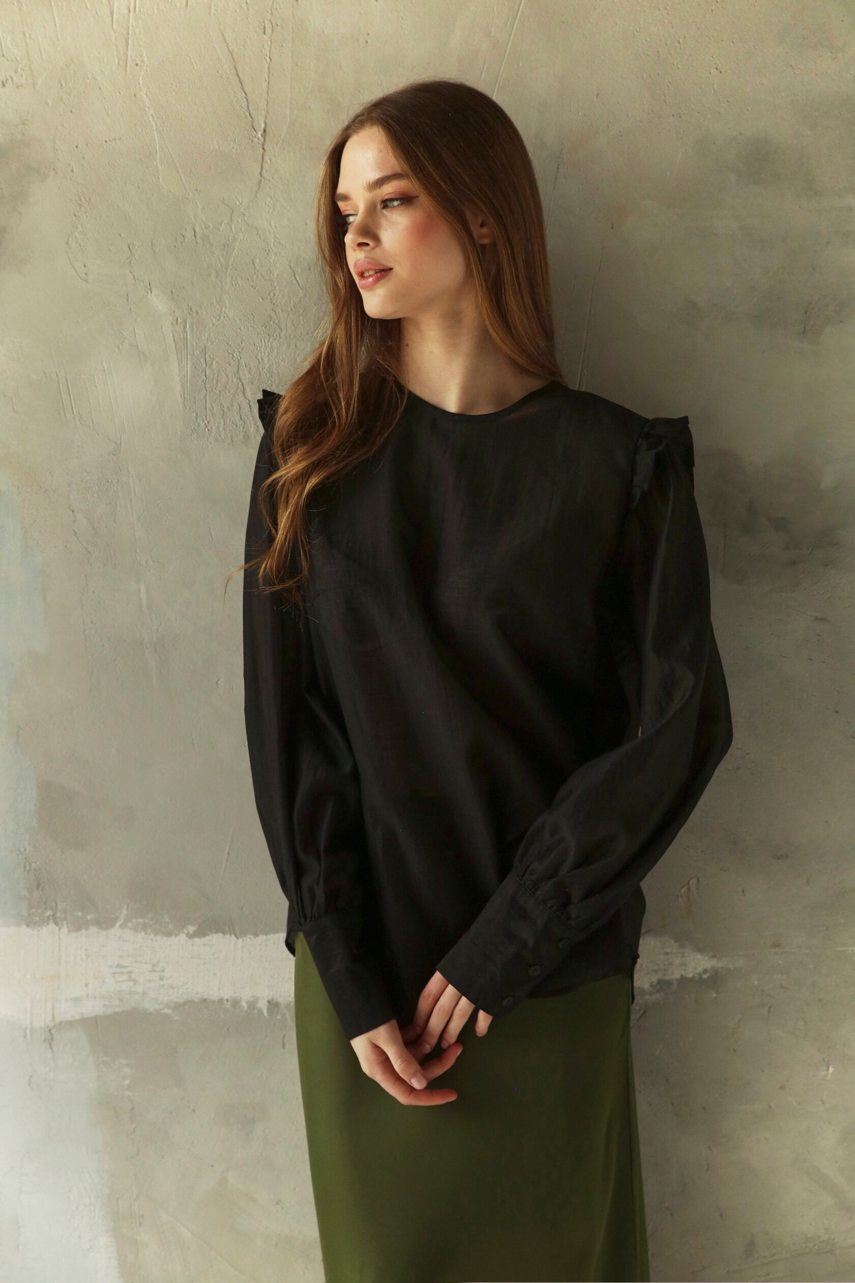 Блузка женская с рюшей из тенсела черный M-L