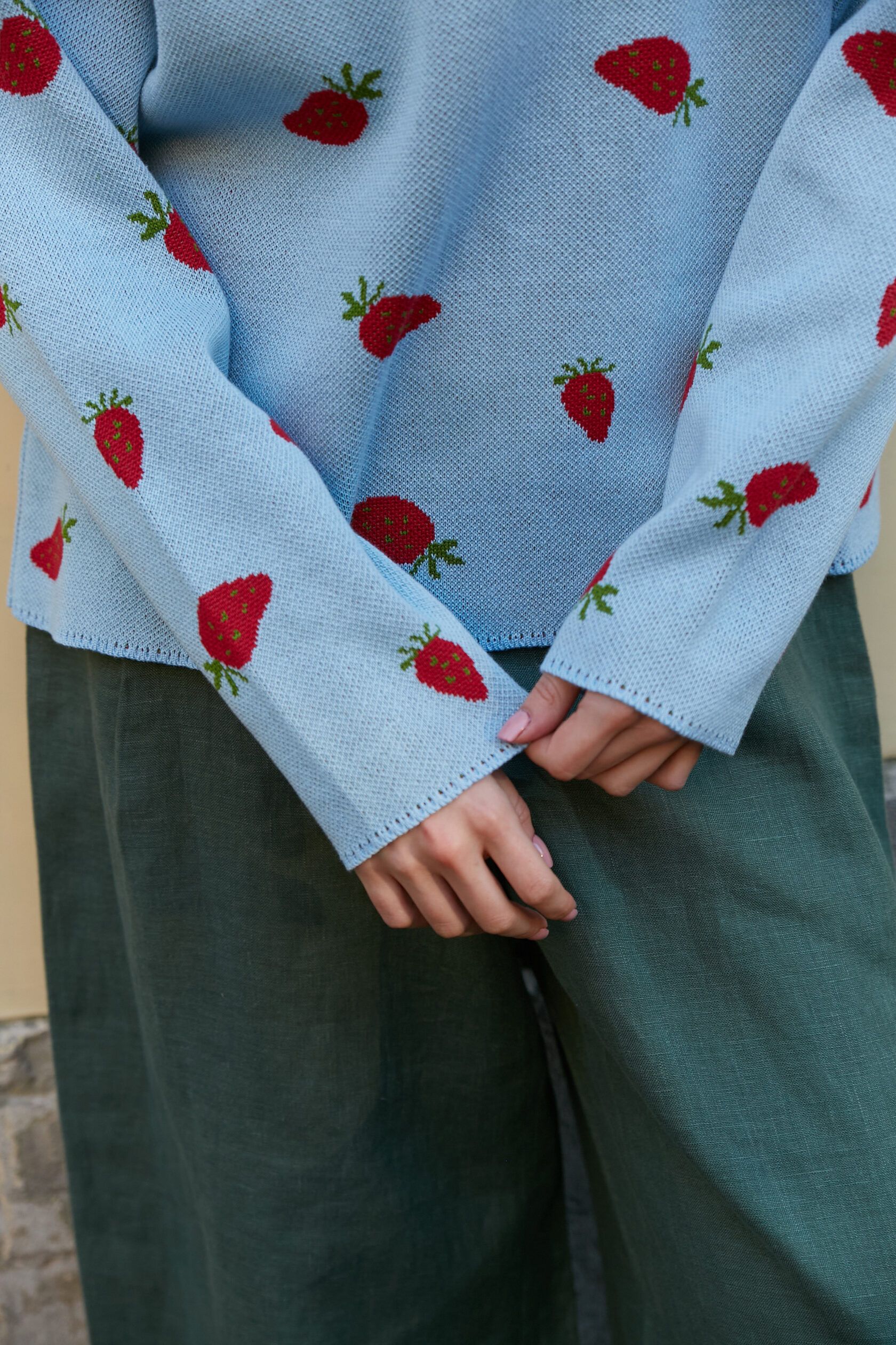 Свитер Клубнички женский голубой S-L