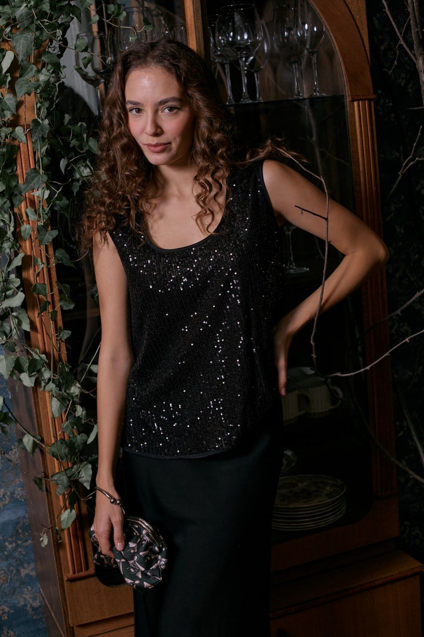 Топ на широких бретелях пайетки черный M