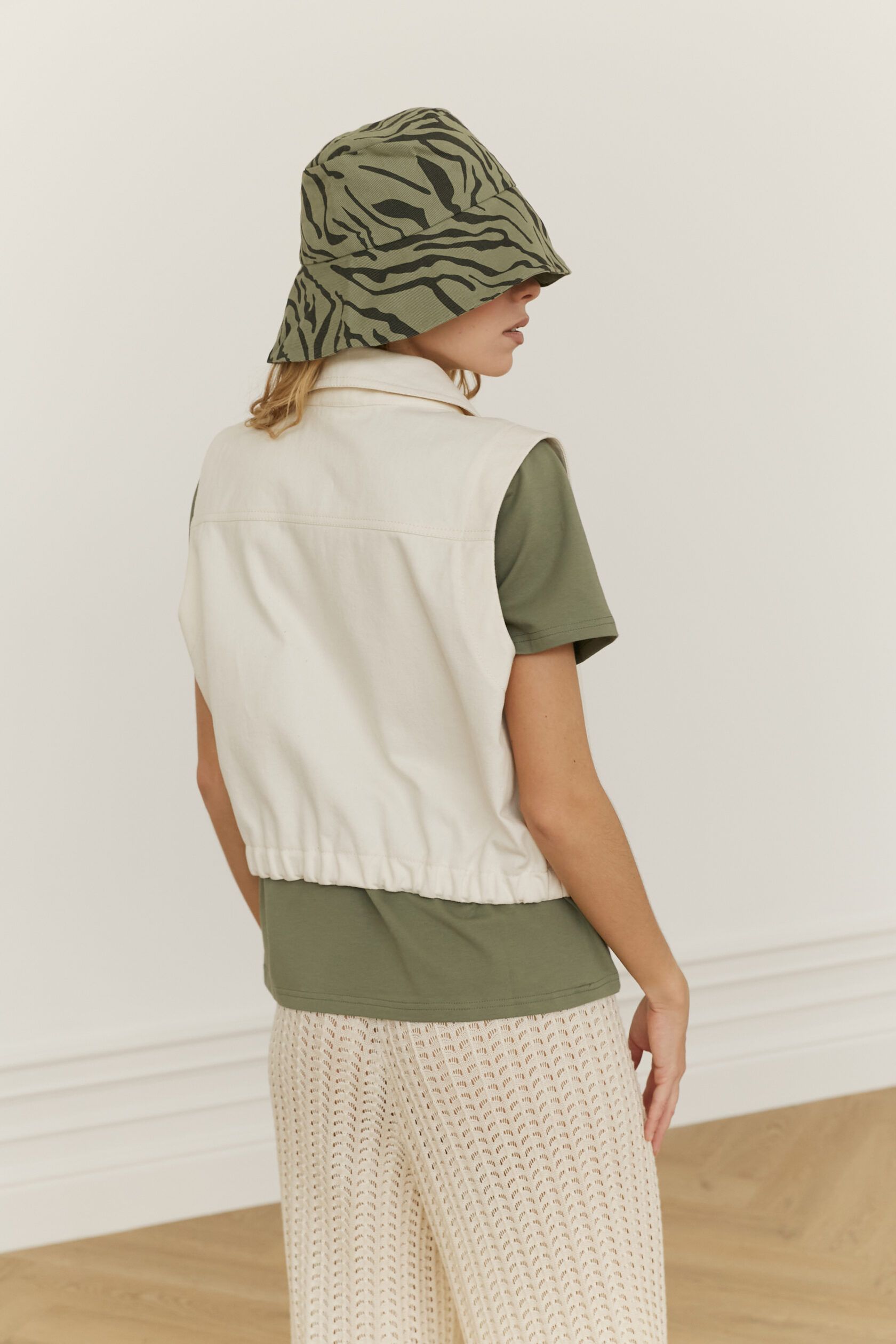 Жилет джинсовый молочный M